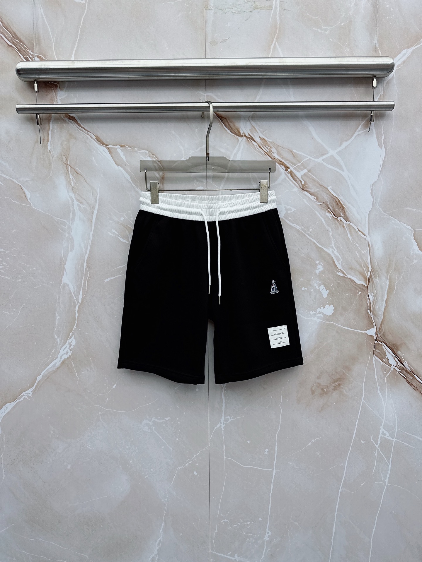 TB 2026春夏最新款，男女同款，经典设计短袖T恤短裤套装，微扩版型，定制丝光棉面料，手感柔软，穿着舒