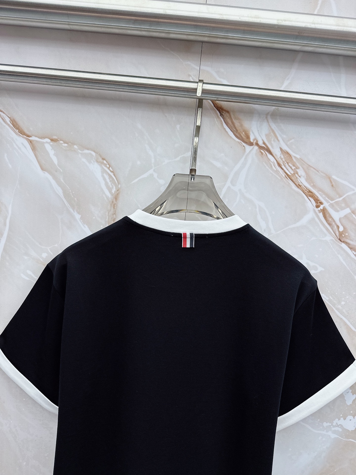 TB 2026春夏最新款，男女同款，经典设计短袖T恤短裤套装，微扩版型，定制丝光棉面料，手感柔软，穿着舒