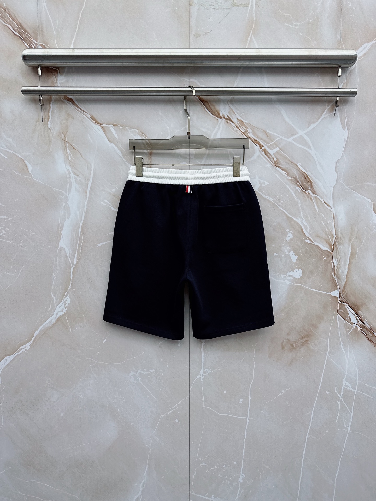 TB 2026春夏最新款，男女同款，经典设计短袖T恤短裤套装，微扩版型，定制丝光棉面料，手感柔软，穿着舒