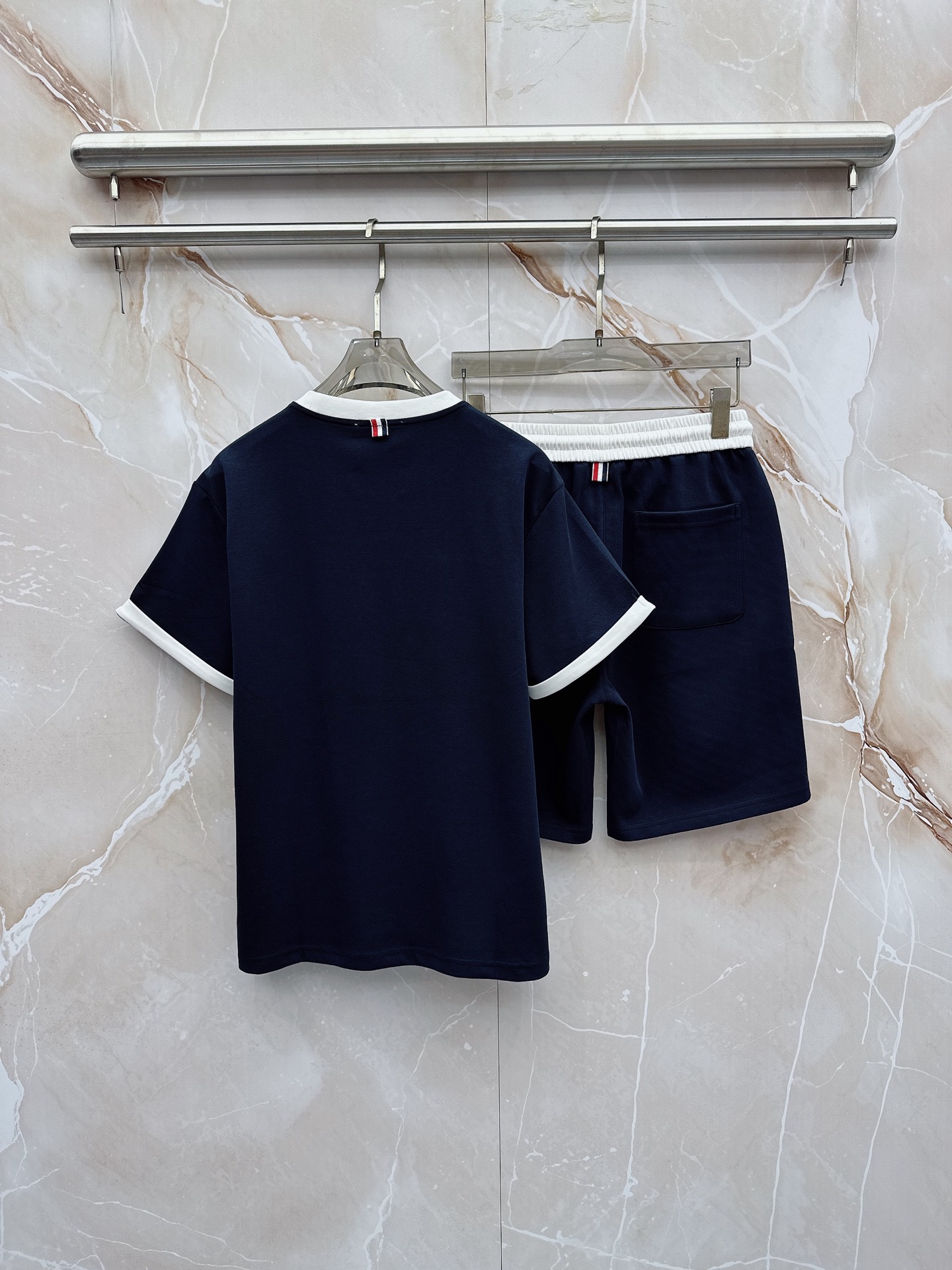 TB 2026春夏最新款，男女同款，经典设计短袖T恤短裤套装，微扩版型，定制丝光棉面料，手感柔软，穿着舒
