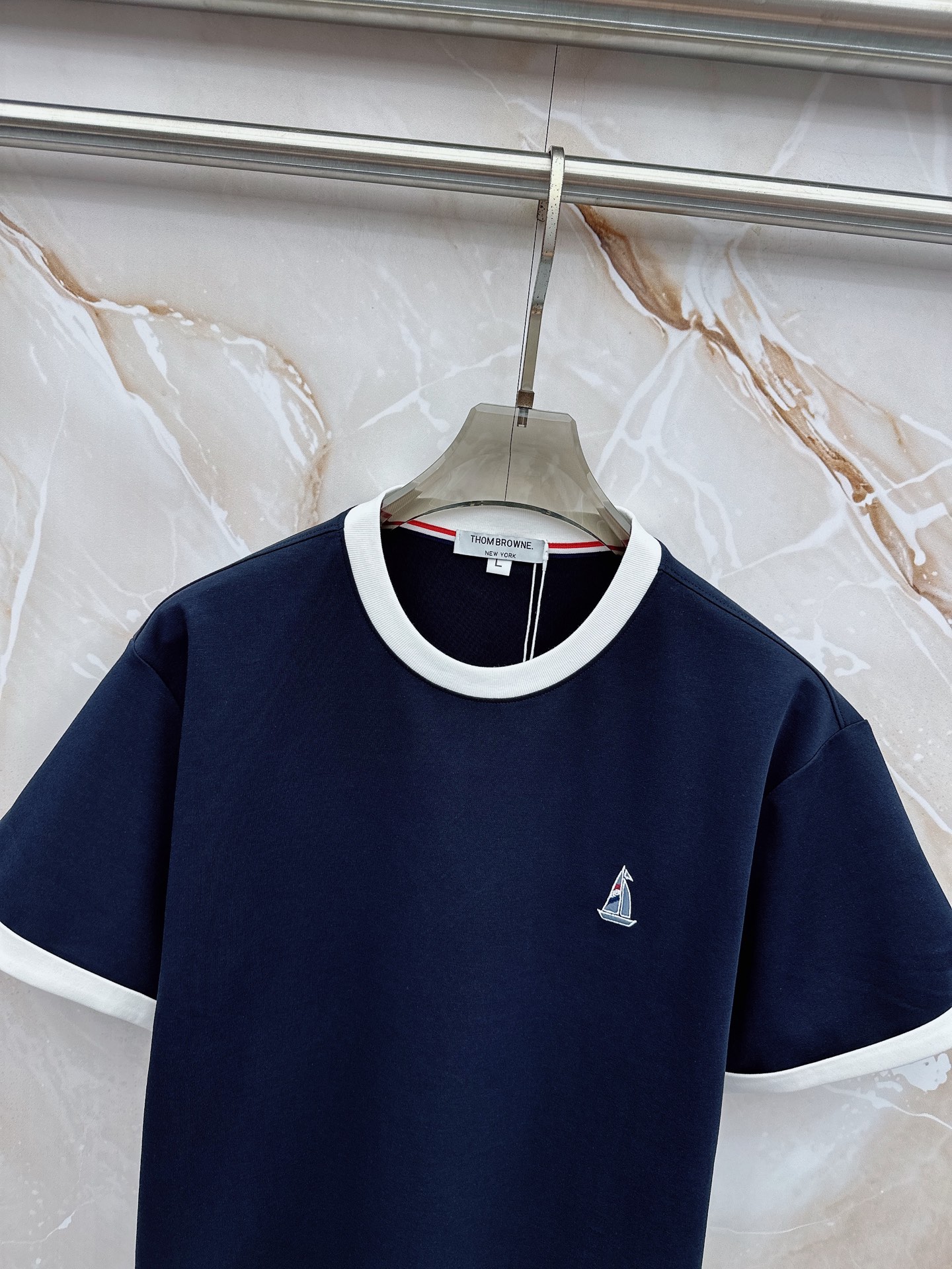 TB 2026春夏最新款，男女同款，经典设计短袖T恤短裤套装，微扩版型，定制丝光棉面料，手感柔软，穿着舒