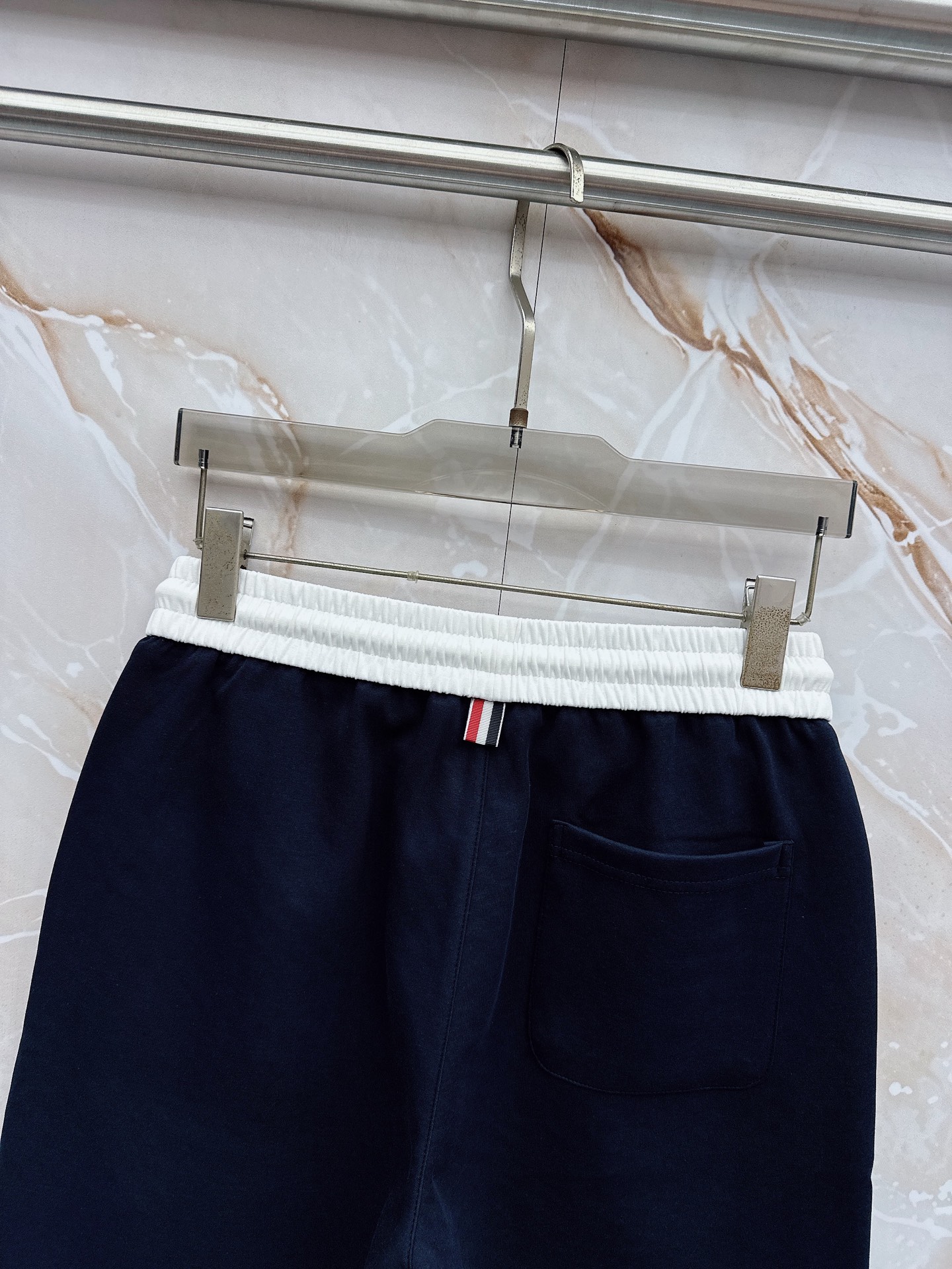 TB 2026春夏最新款，男女同款，经典设计短袖T恤短裤套装，微扩版型，定制丝光棉面料，手感柔软，穿着舒