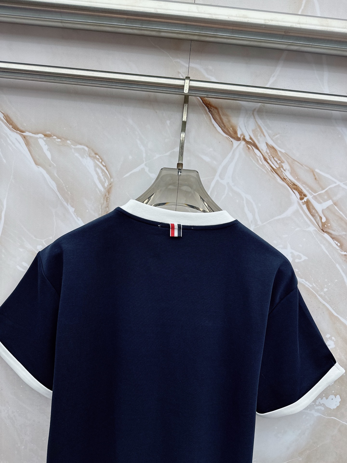 TB 2026春夏最新款，男女同款，经典设计短袖T恤短裤套装，微扩版型，定制丝光棉面料，手感柔软，穿着舒