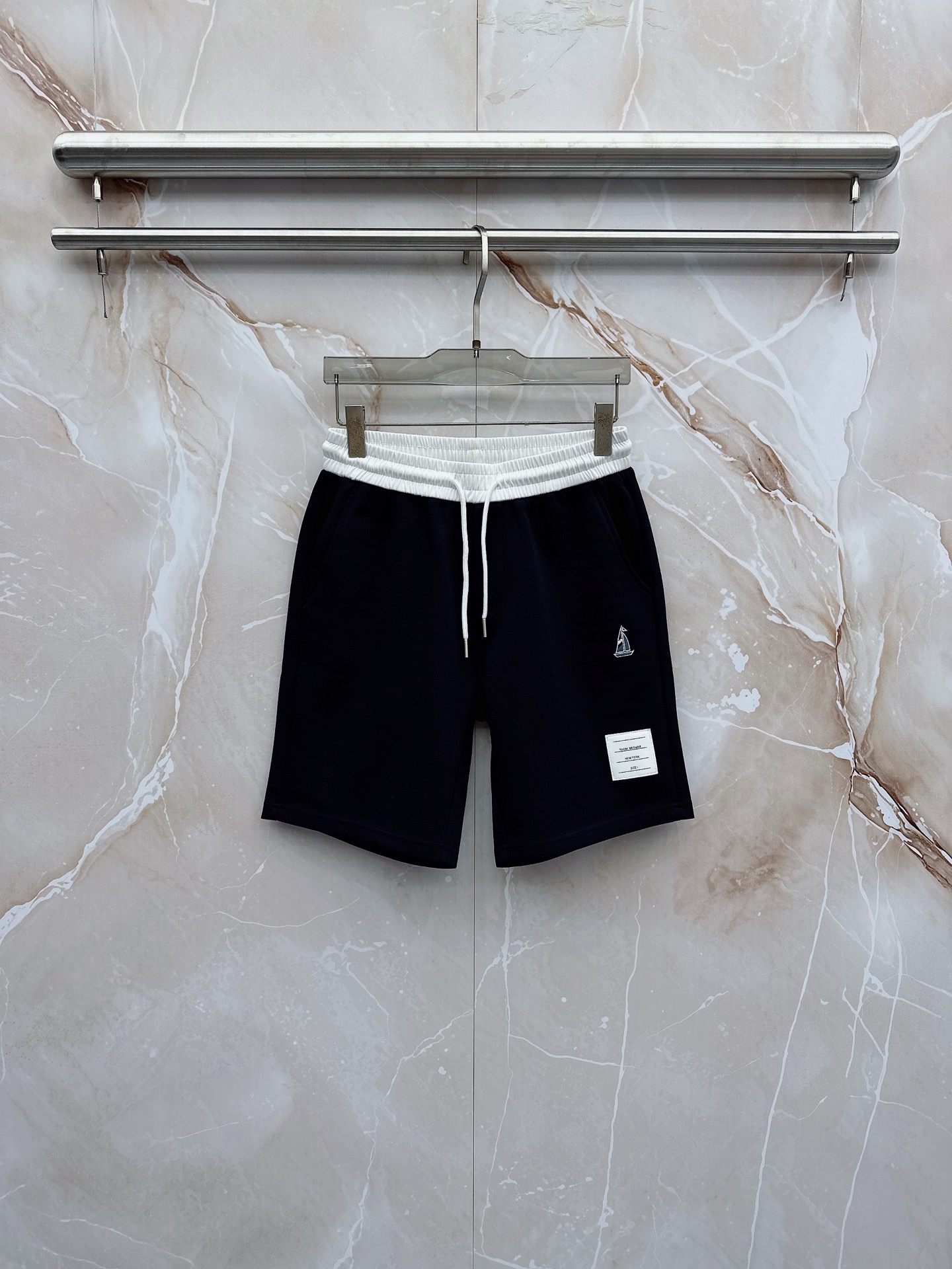 TB 2026春夏最新款，男女同款，经典设计短袖T恤短裤套装，微扩版型，定制丝光棉面料，手感柔软，穿着舒