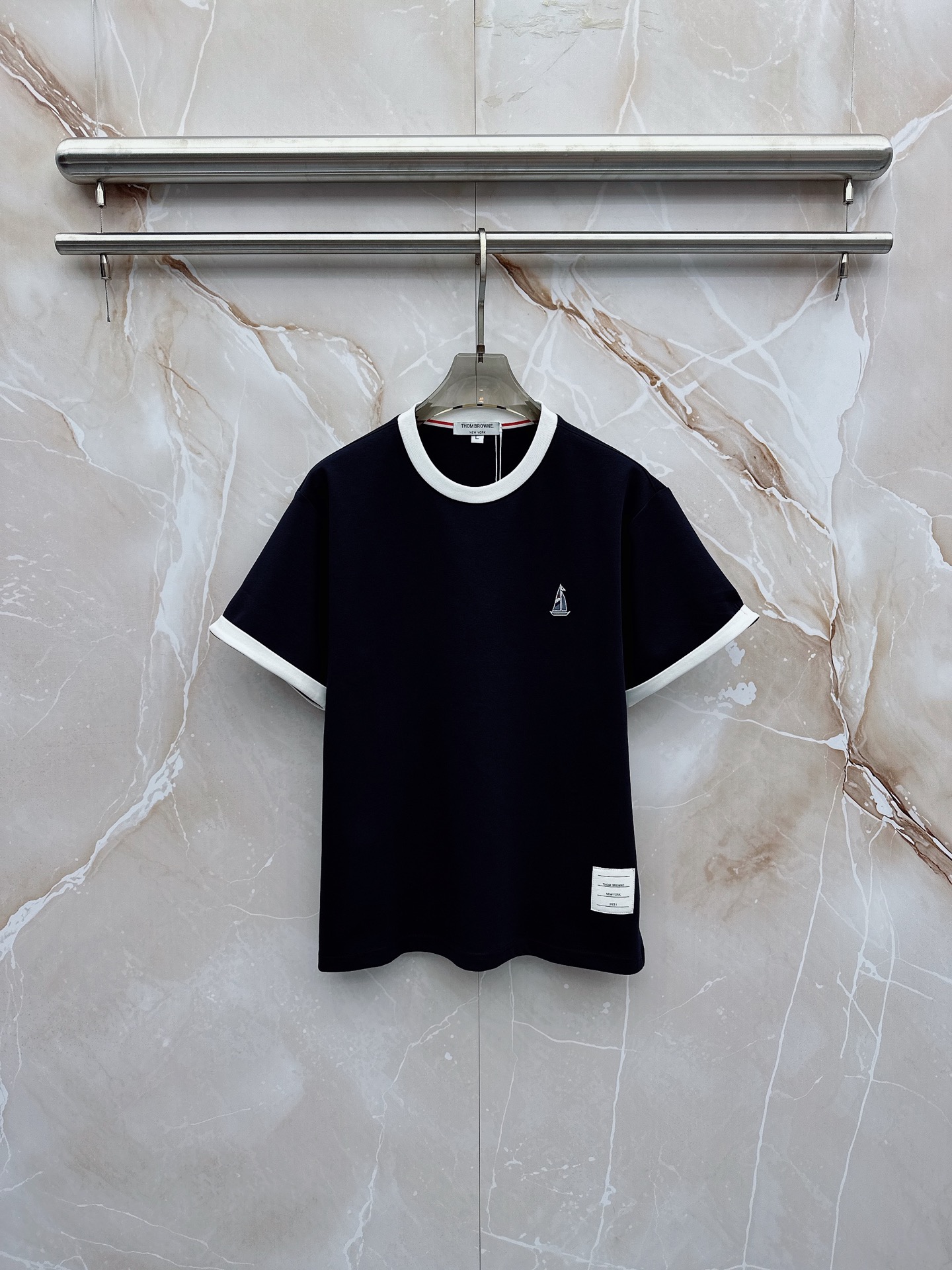 TB 2026春夏最新款，男女同款，经典设计短袖T恤短裤套装，微扩版型，定制丝光棉面料，手感柔软，穿着舒