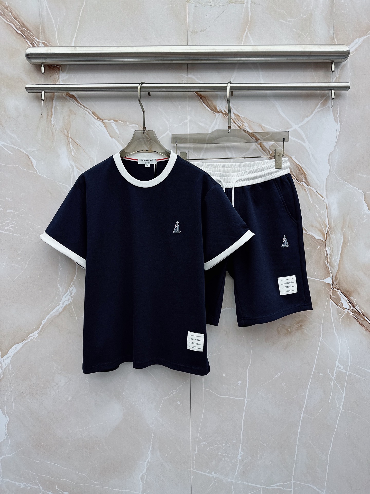 TB 2026春夏最新款，男女同款，经典设计短袖T恤短裤套装，微扩版型，定制丝光棉面料，手感柔软，穿着舒