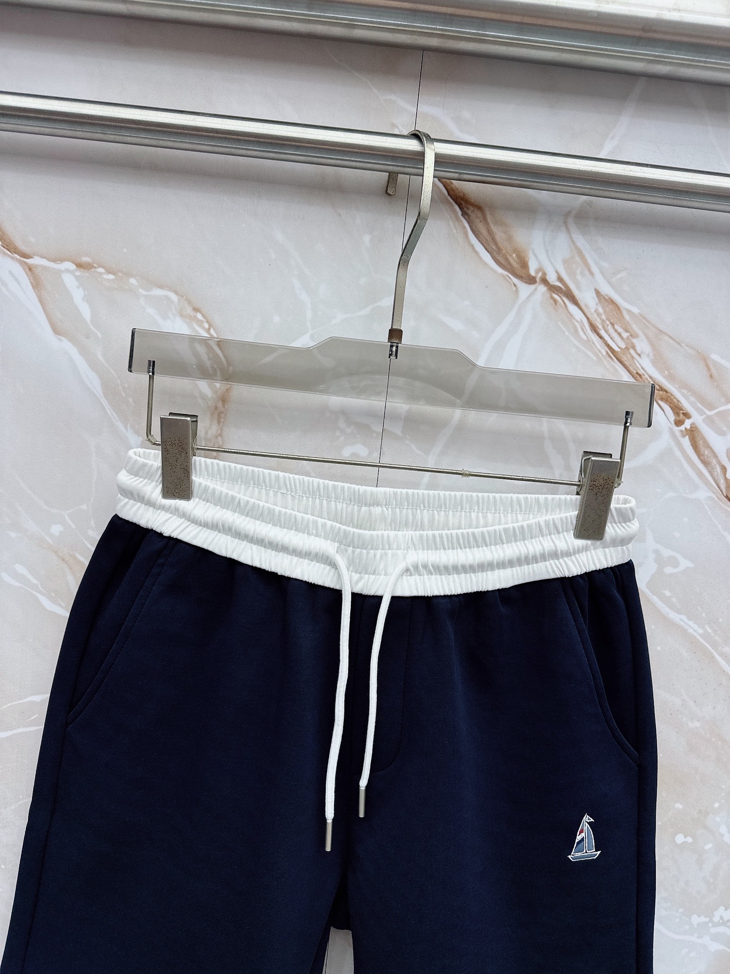 TB 2026春夏最新款，男女同款，经典设计短袖T恤短裤套装，微扩版型，定制丝光棉面料，手感柔软，穿着舒