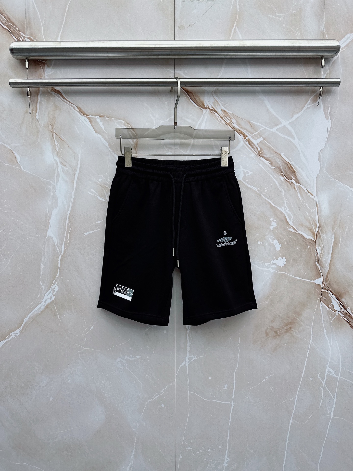 巴黎世家 2026春夏最新款，男女同款，经典设计短袖T恤短裤套装，微扩版型，定制丝光棉面料，手感柔软，穿