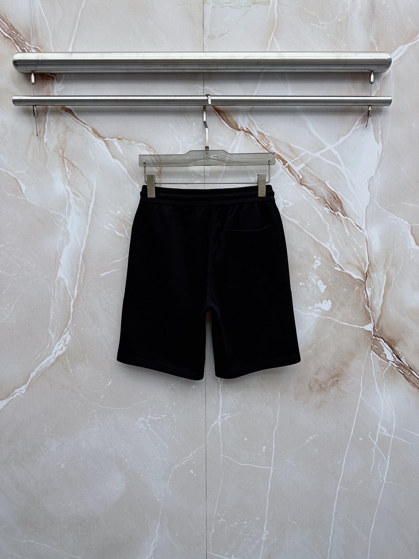 巴黎世家 2026春夏最新款，男女同款，经典设计短袖T恤短裤套装，微扩版型，定制丝光棉面料，手感柔软，穿