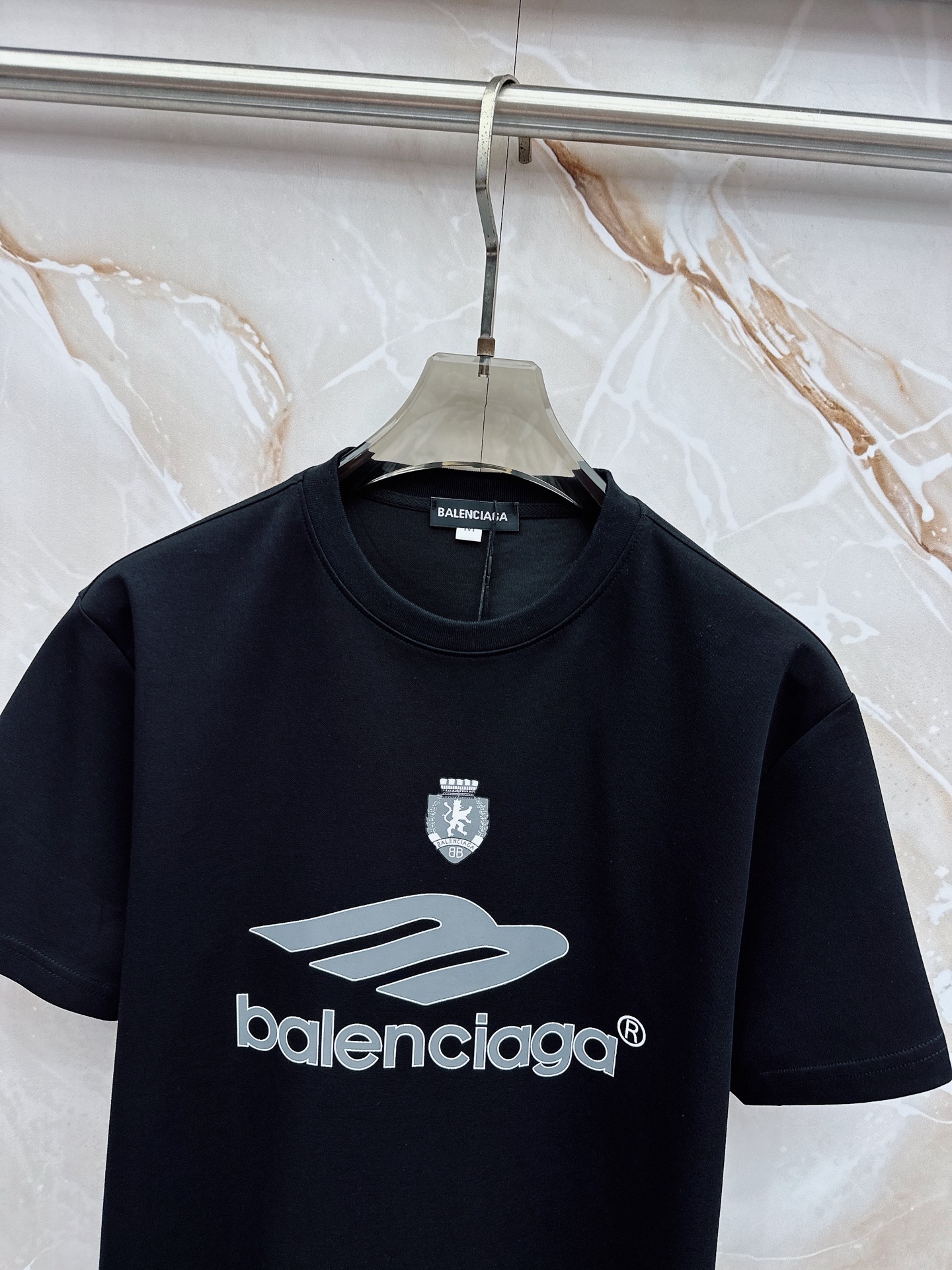 巴黎世家 2026春夏最新款，男女同款，经典设计短袖T恤短裤套装，微扩版型，定制丝光棉面料，手感柔软，穿