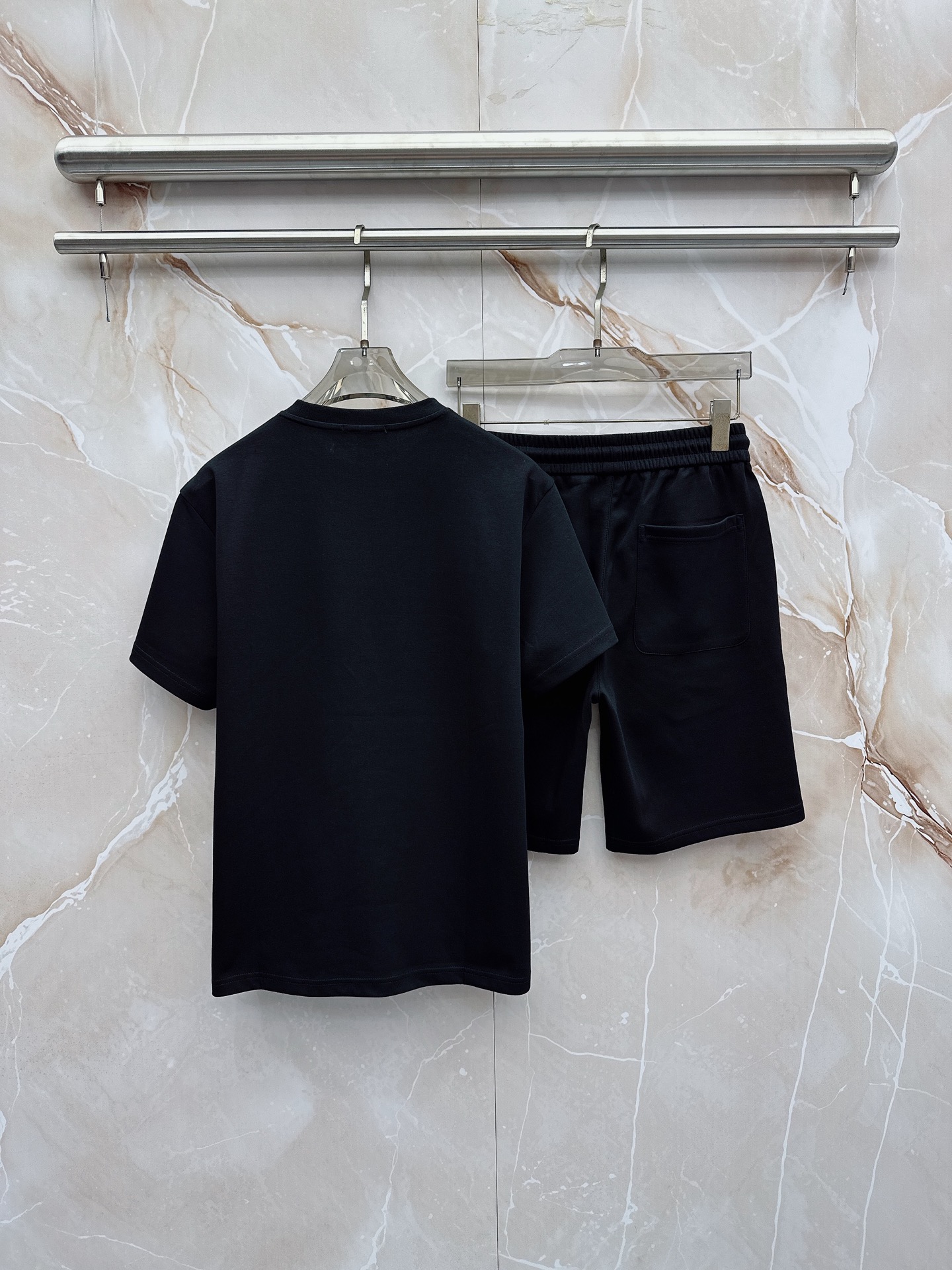 巴黎世家 2026春夏最新款，男女同款，经典设计短袖T恤短裤套装，微扩版型，定制丝光棉面料，手感柔软，穿