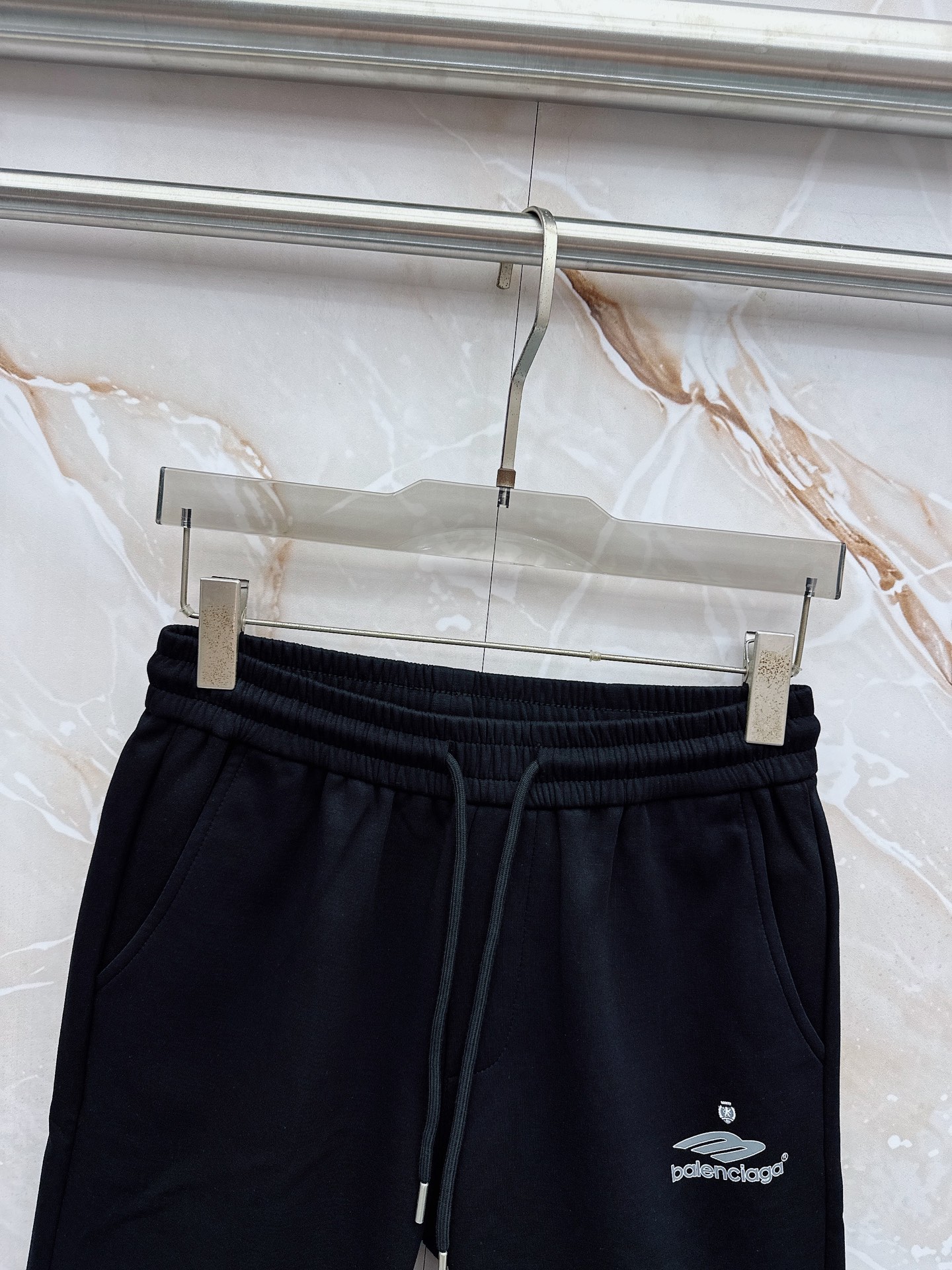 巴黎世家 2026春夏最新款，男女同款，经典设计短袖T恤短裤套装，微扩版型，定制丝光棉面料，手感柔软，穿