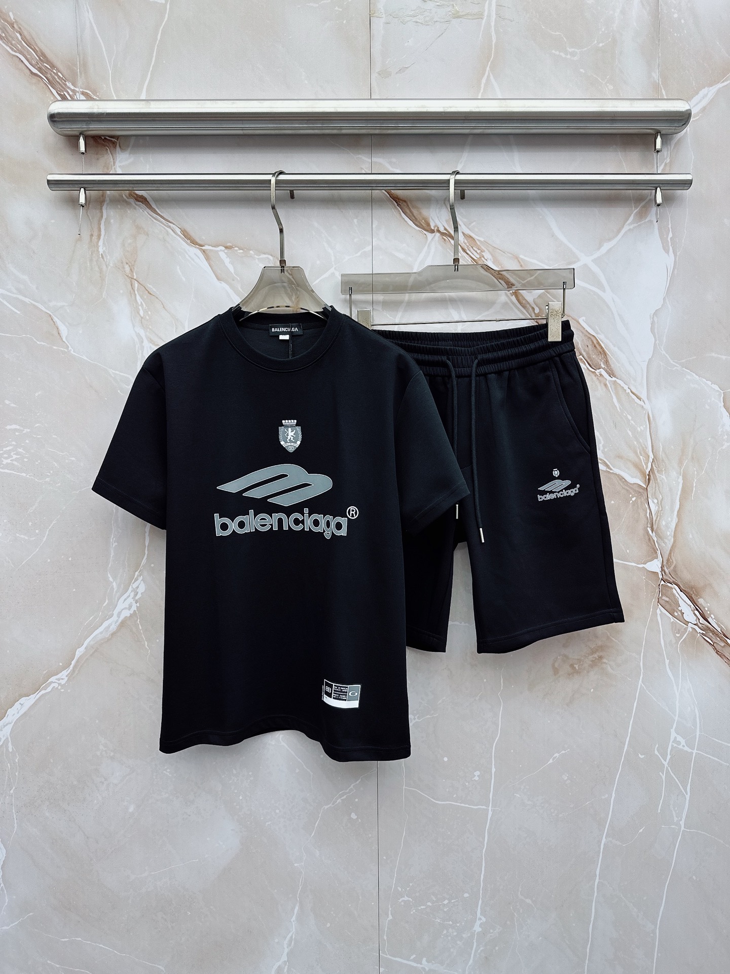 巴黎世家 2026春夏最新款，男女同款，经典设计短袖T恤短裤套装，微扩版型，定制丝光棉面料，手感柔软，穿