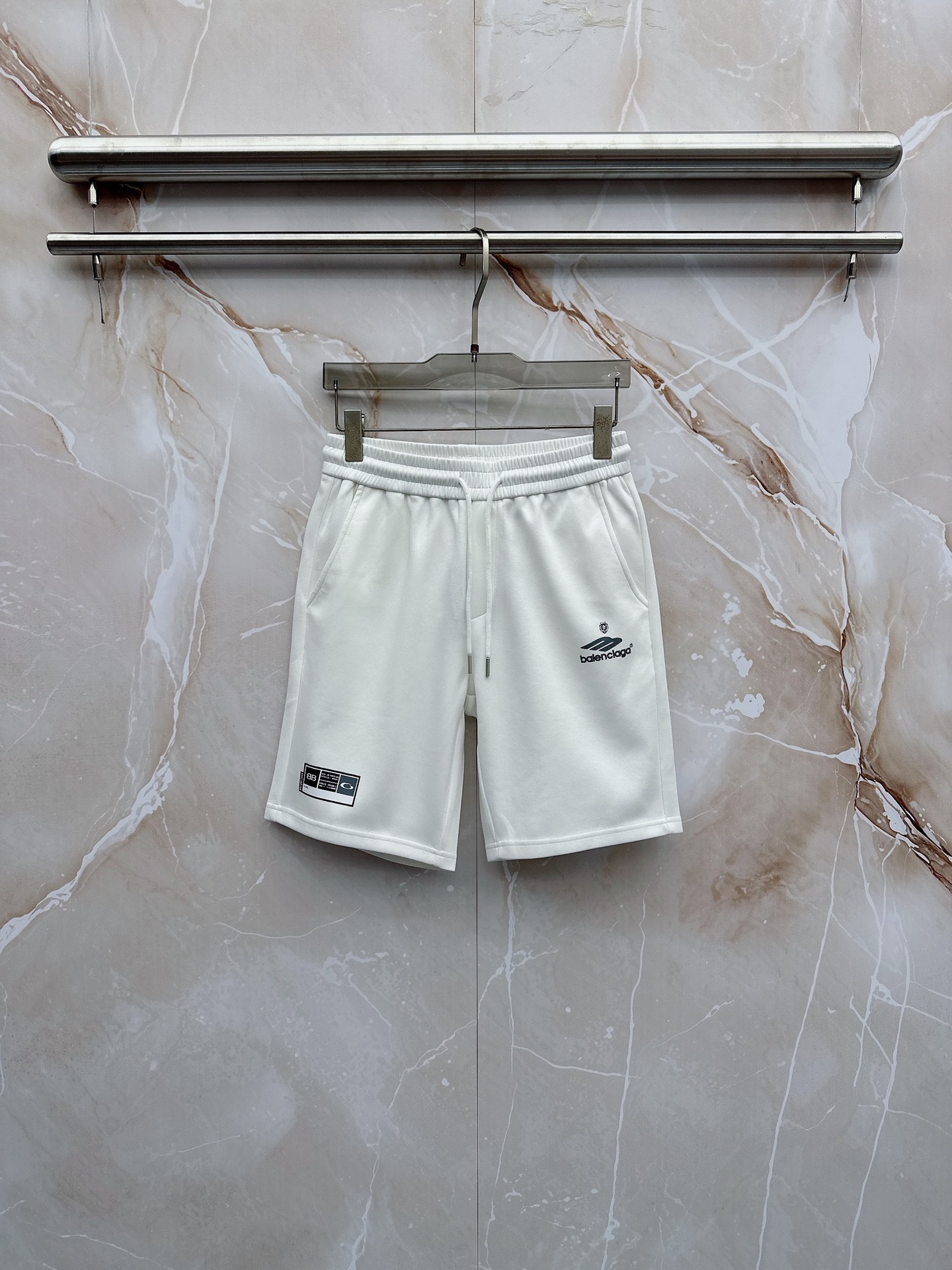 巴黎世家 2026春夏最新款，男女同款，经典设计短袖T恤短裤套装，微扩版型，定制丝光棉面料，手感柔软，穿