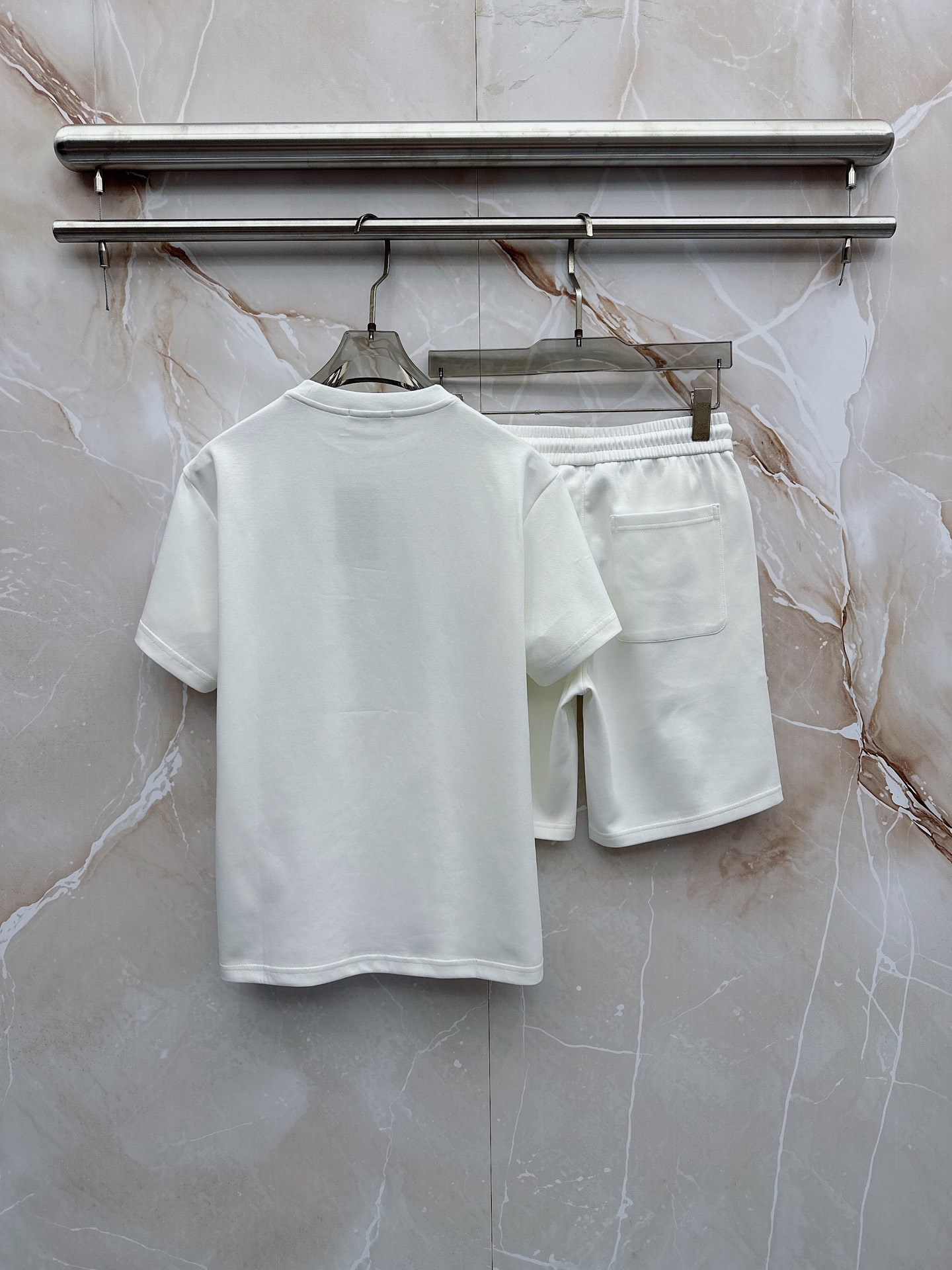 巴黎世家 2026春夏最新款，男女同款，经典设计短袖T恤短裤套装，微扩版型，定制丝光棉面料，手感柔软，穿