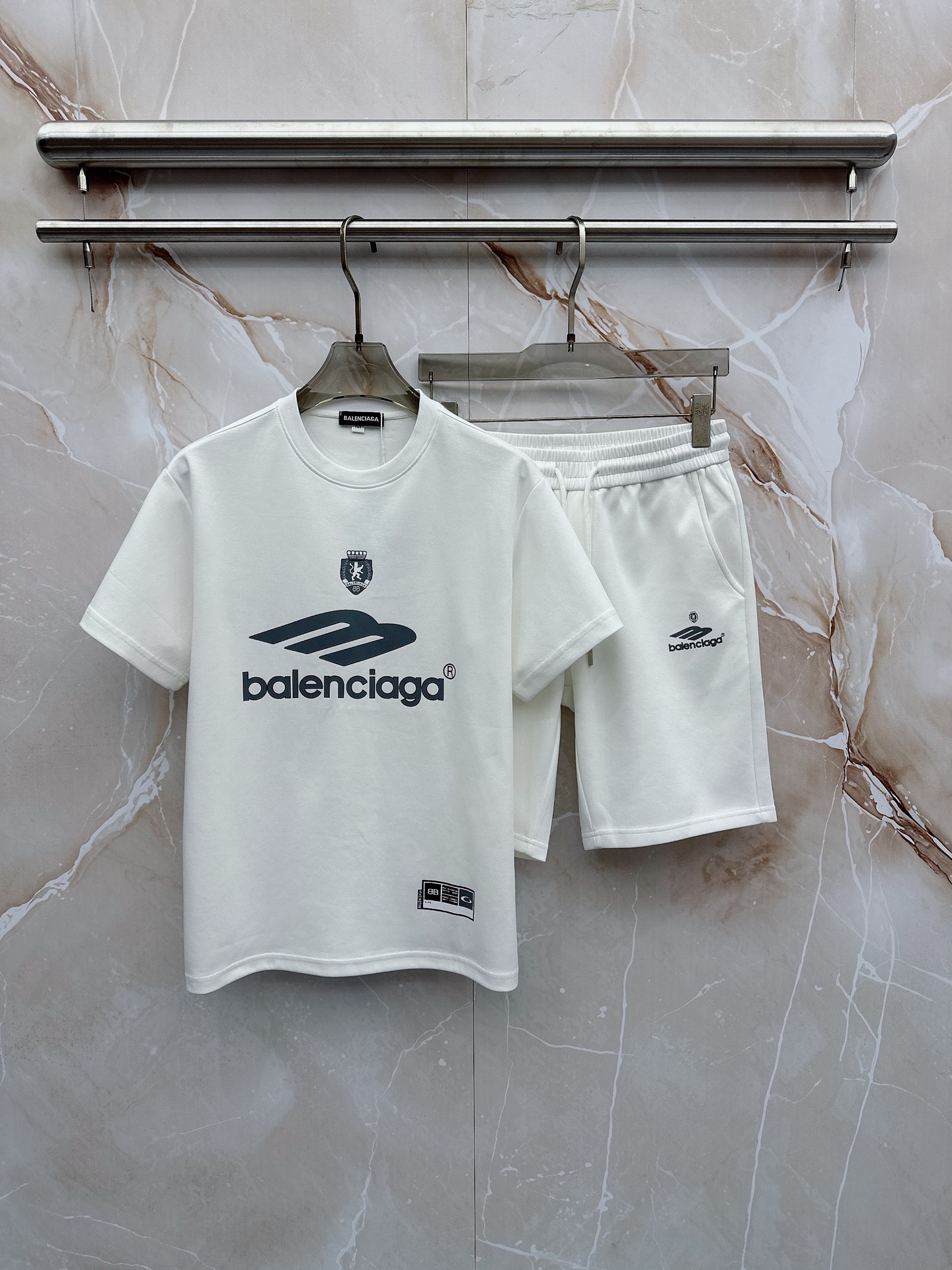 巴黎世家 2026春夏最新款，男女同款，经典设计短袖T恤短裤套装，微扩版型，定制丝光棉面料，手感柔软，穿