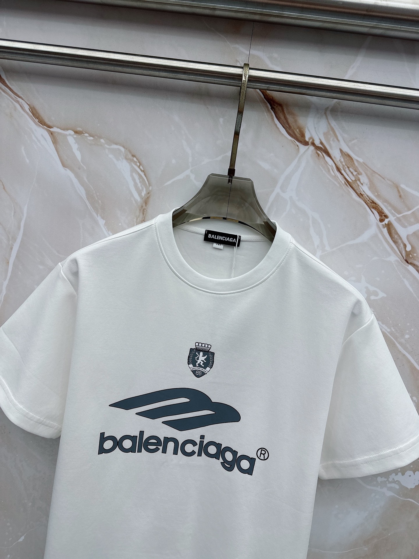 巴黎世家 2026春夏最新款，男女同款，经典设计短袖T恤短裤套装，微扩版型，定制丝光棉面料，手感柔软，穿