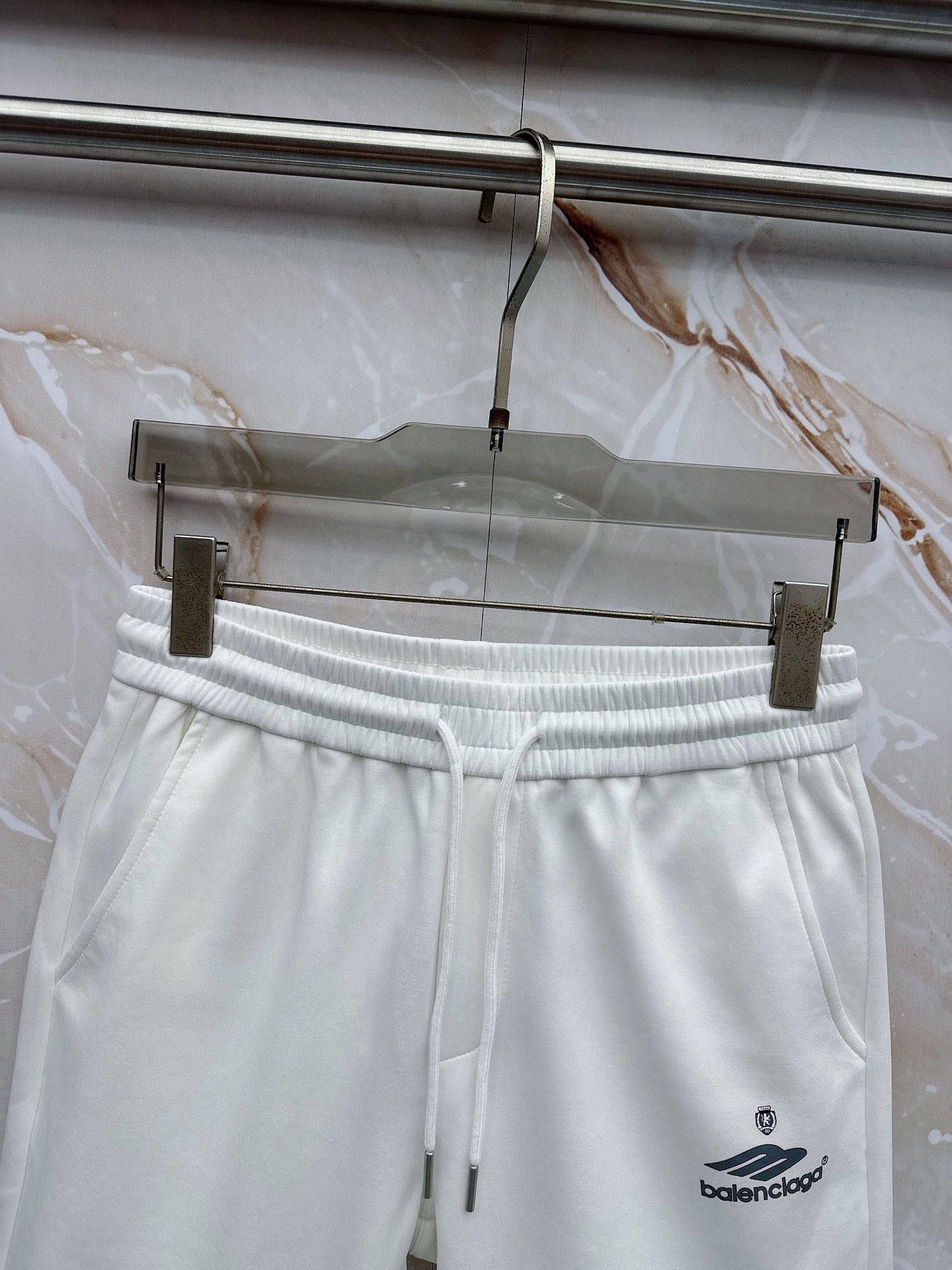 巴黎世家 2026春夏最新款，男女同款，经典设计短袖T恤短裤套装，微扩版型，定制丝光棉面料，手感柔软，穿