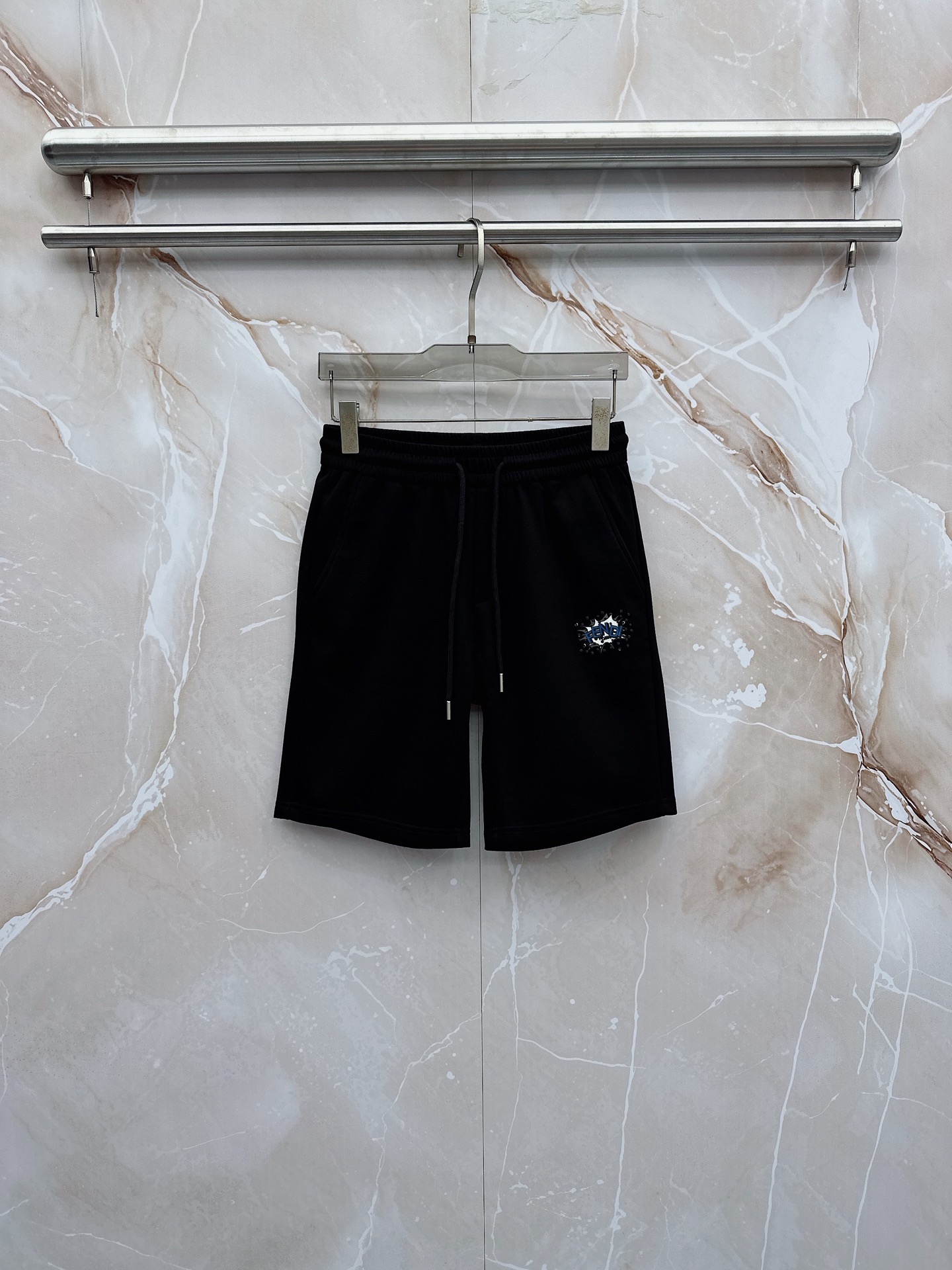 芬迪 2026春夏最新款，男女同款，经典设计短袖T恤短裤套装，微扩版型，定制丝光棉面料，手感柔软，穿着舒