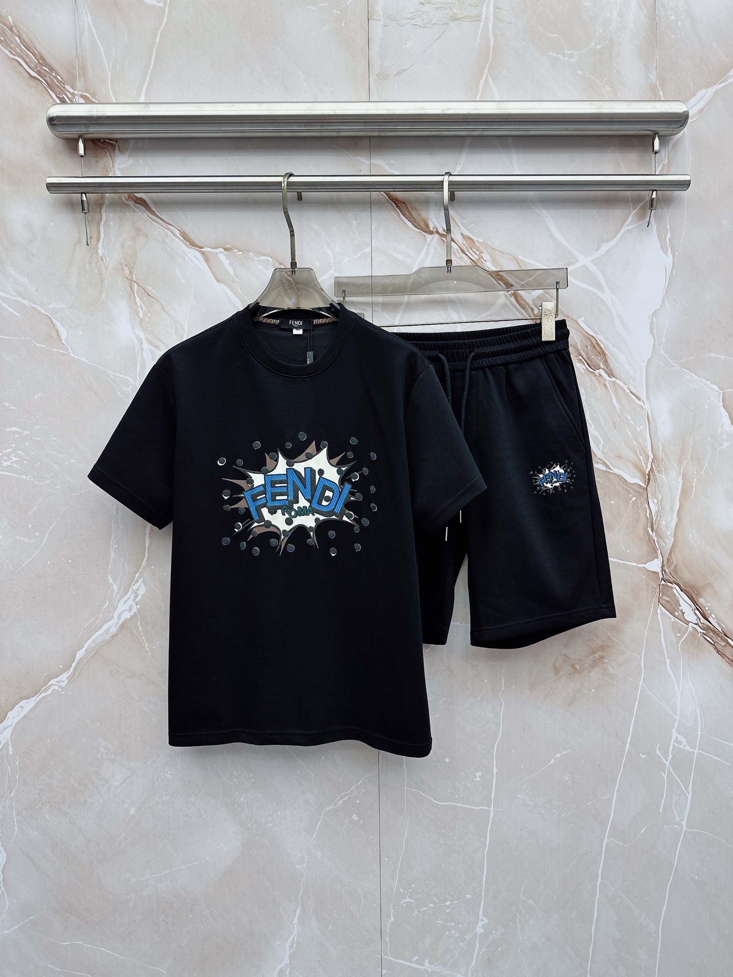 芬迪 2026春夏最新款，男女同款，经典设计短袖T恤短裤套装，微扩版型，定制丝光棉面料，手感柔软，穿着舒