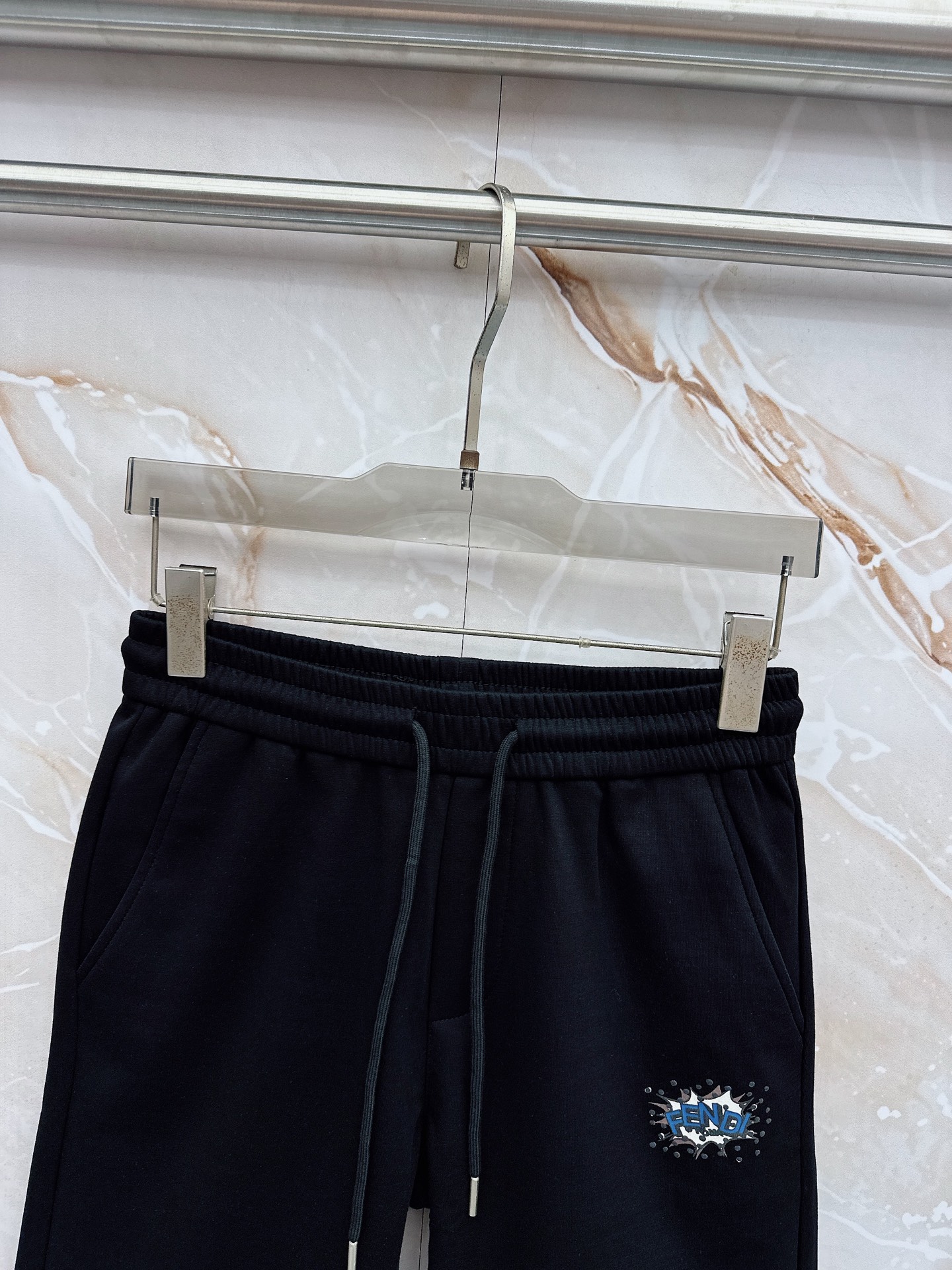 芬迪 2026春夏最新款，男女同款，经典设计短袖T恤短裤套装，微扩版型，定制丝光棉面料，手感柔软，穿着舒