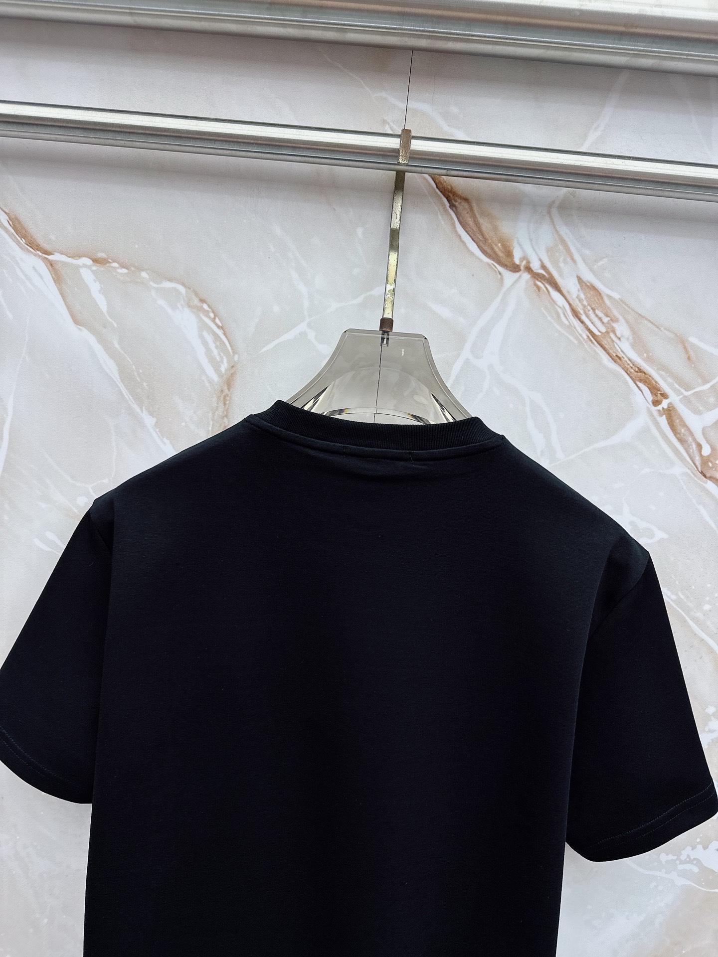 芬迪 2026春夏最新款，男女同款，经典设计短袖T恤短裤套装，微扩版型，定制丝光棉面料，手感柔软，穿着舒