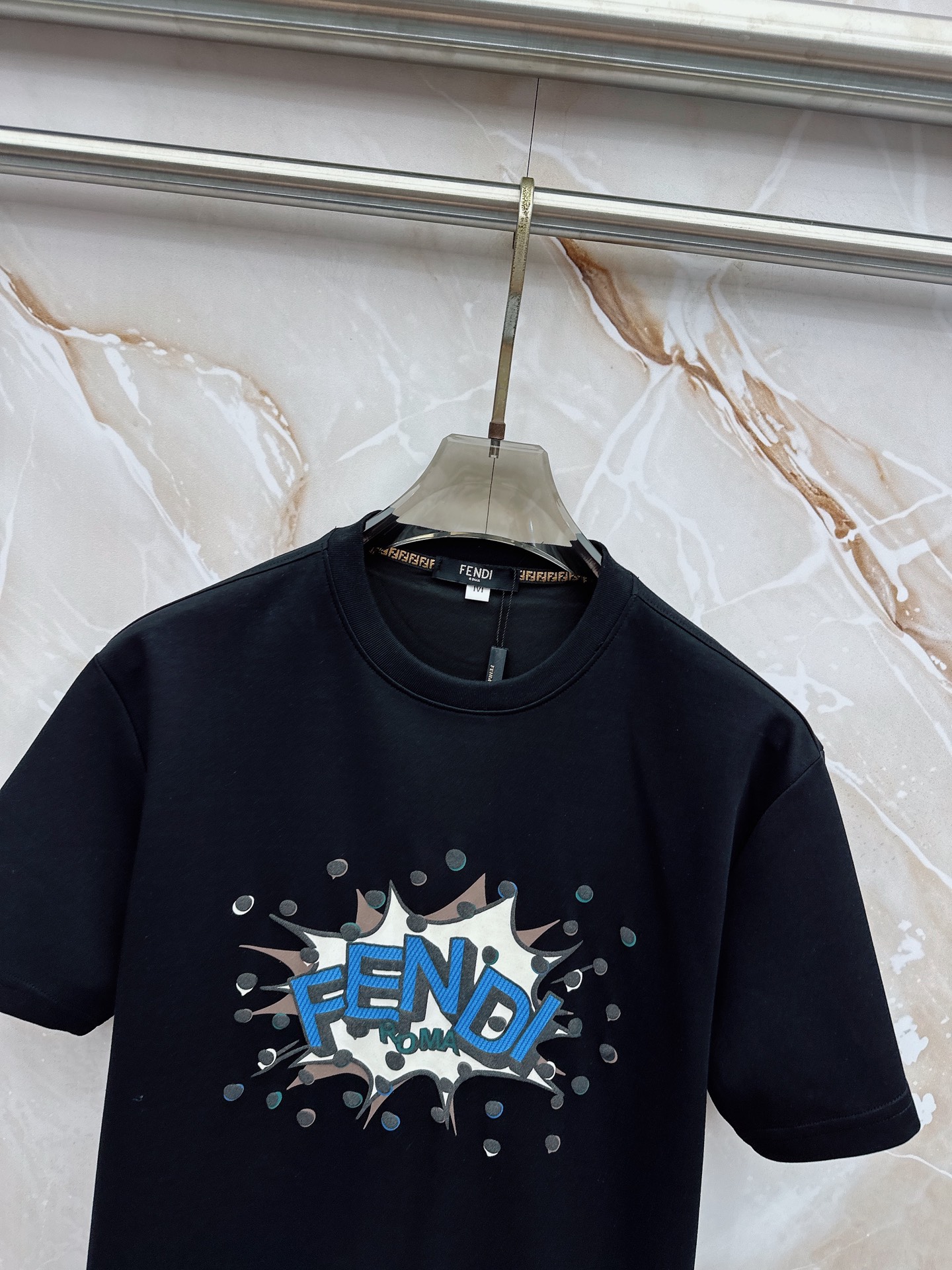 芬迪 2026春夏最新款，男女同款，经典设计短袖T恤短裤套装，微扩版型，定制丝光棉面料，手感柔软，穿着舒