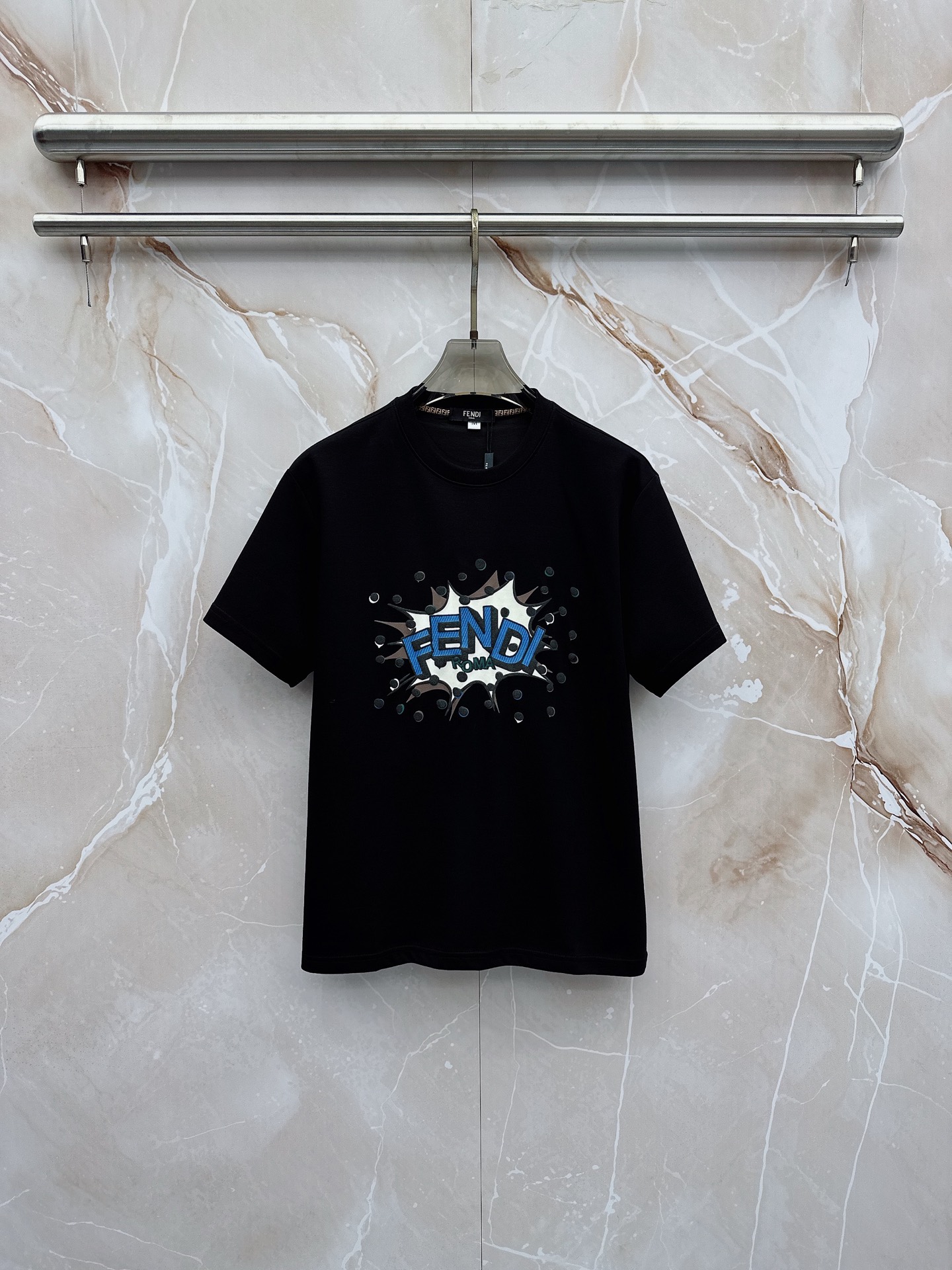 芬迪 2026春夏最新款，男女同款，经典设计短袖T恤短裤套装，微扩版型，定制丝光棉面料，手感柔软，穿着舒