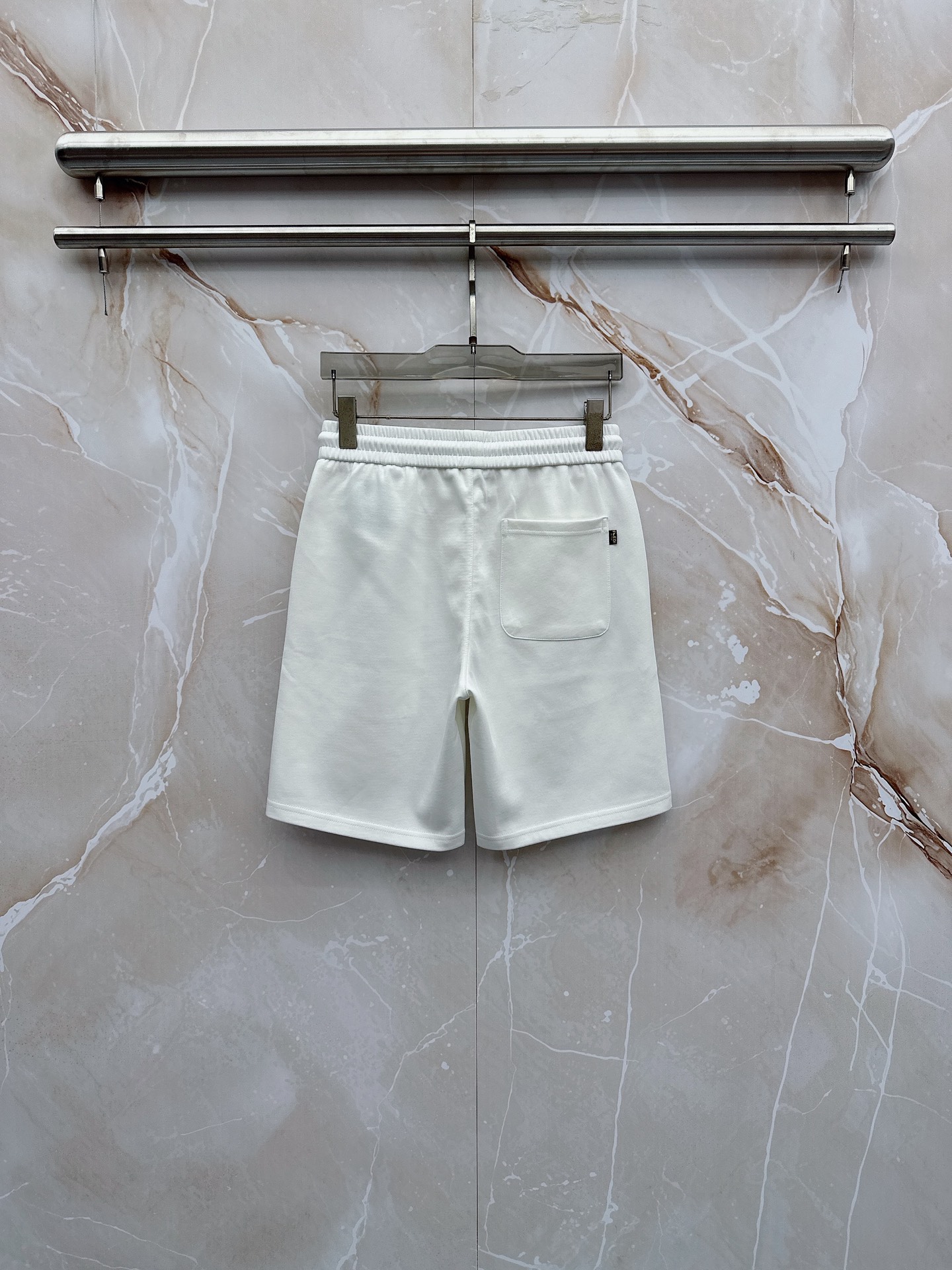 芬迪 2026春夏最新款，男女同款，经典设计短袖T恤短裤套装，微扩版型，定制丝光棉面料，手感柔软，穿着舒