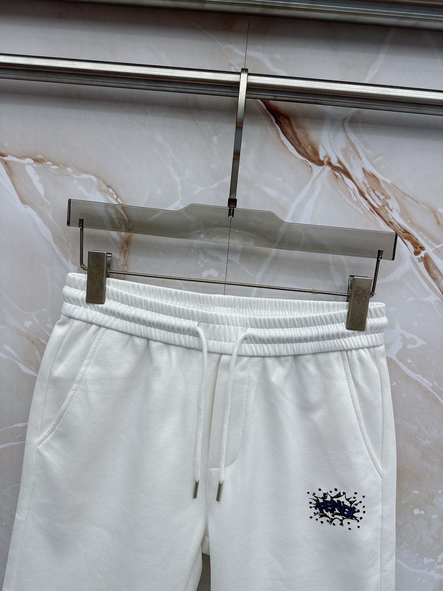 芬迪 2026春夏最新款，男女同款，经典设计短袖T恤短裤套装，微扩版型，定制丝光棉面料，手感柔软，穿着舒