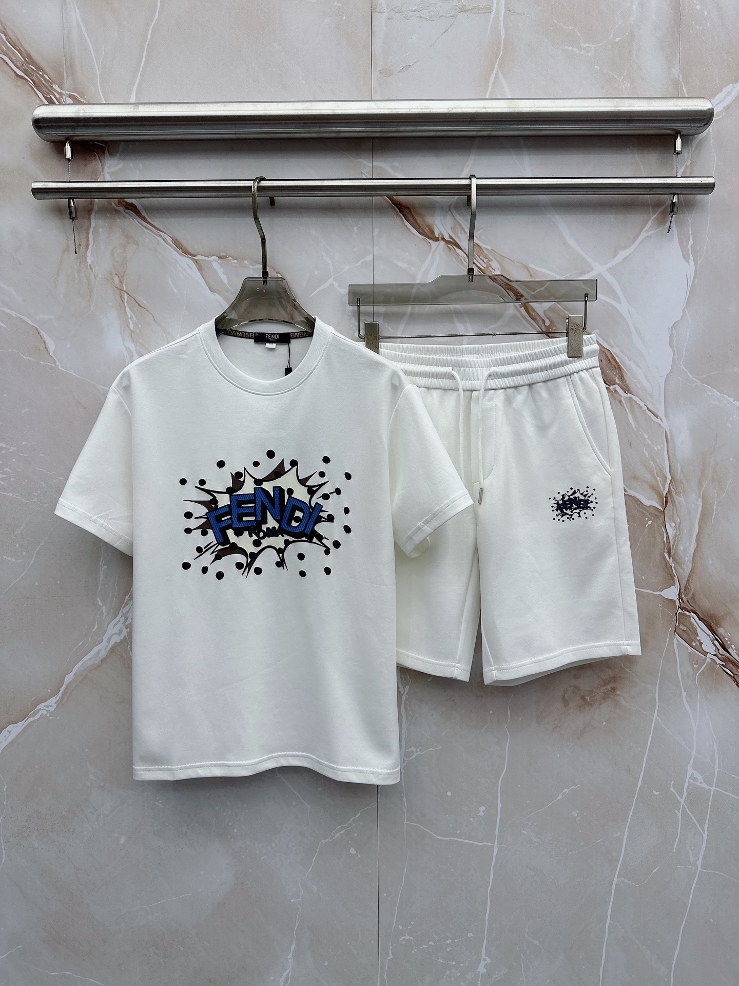 芬迪 2026春夏最新款，男女同款，经典设计短袖T恤短裤套装，微扩版型，定制丝光棉面料，手感柔软，穿着舒