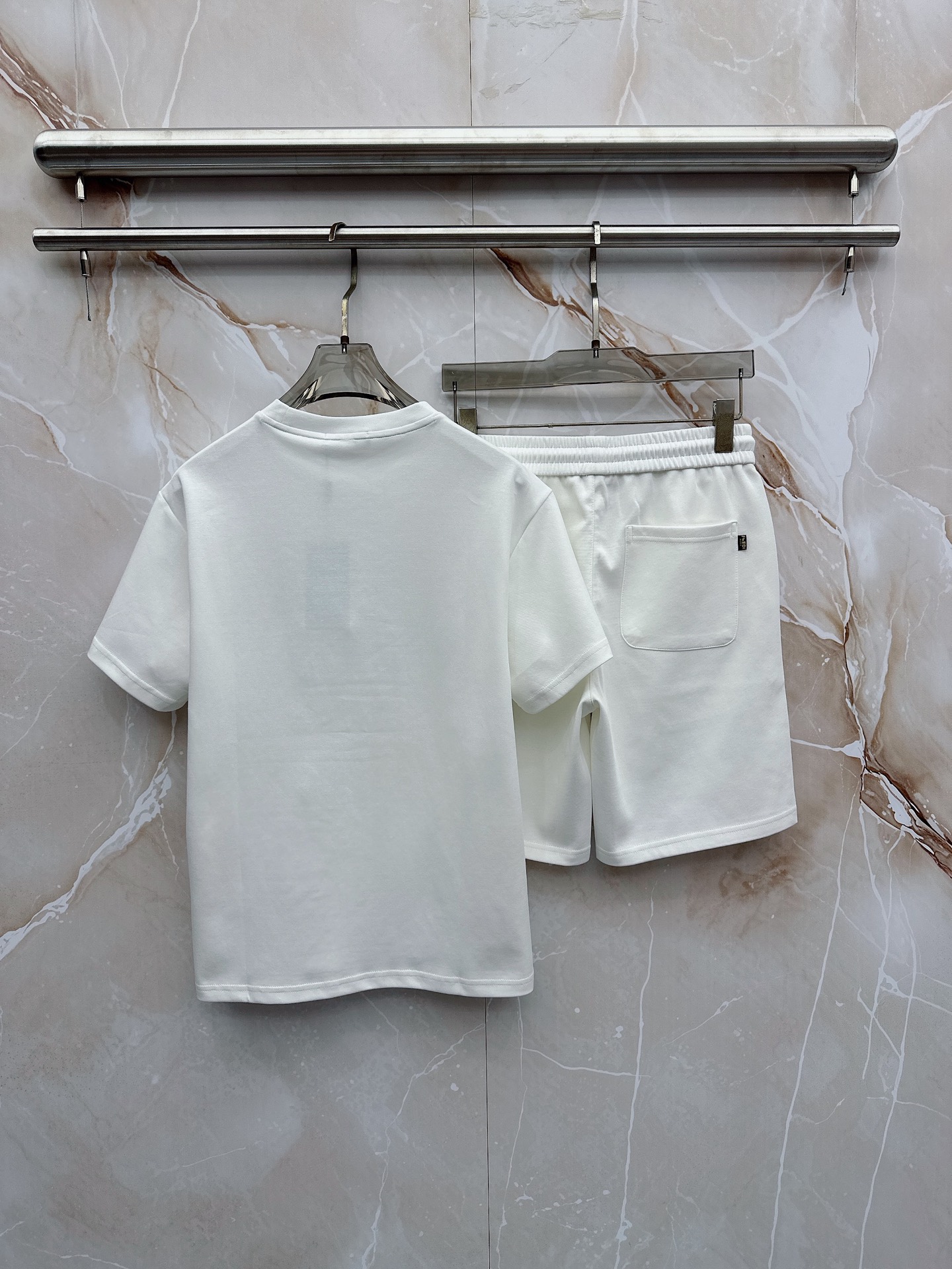 芬迪 2026春夏最新款，男女同款，经典设计短袖T恤短裤套装，微扩版型，定制丝光棉面料，手感柔软，穿着舒