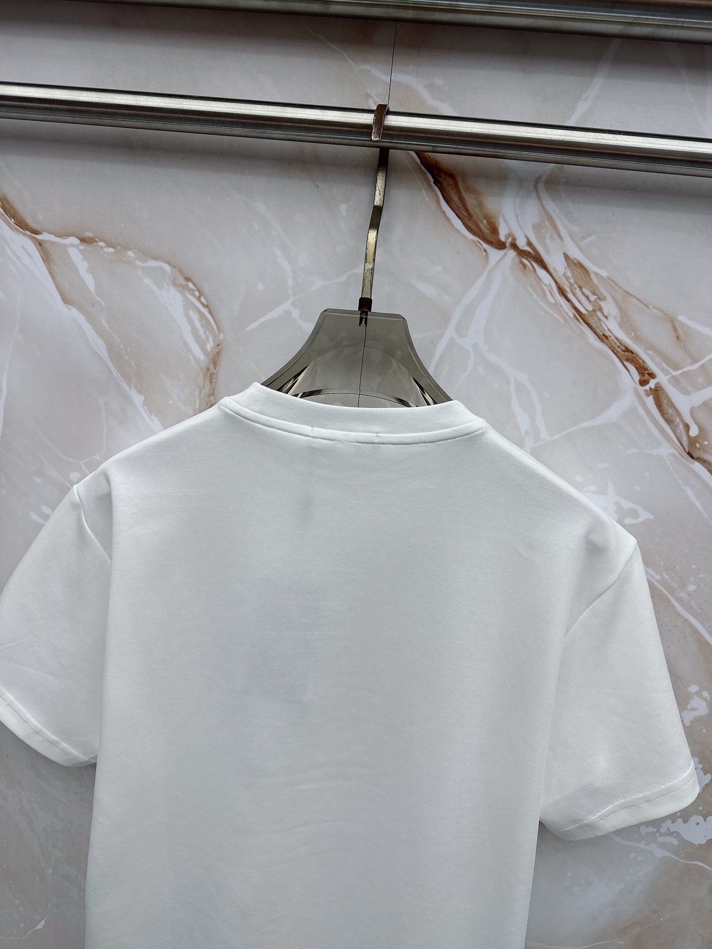 芬迪 2026春夏最新款，男女同款，经典设计短袖T恤短裤套装，微扩版型，定制丝光棉面料，手感柔软，穿着舒