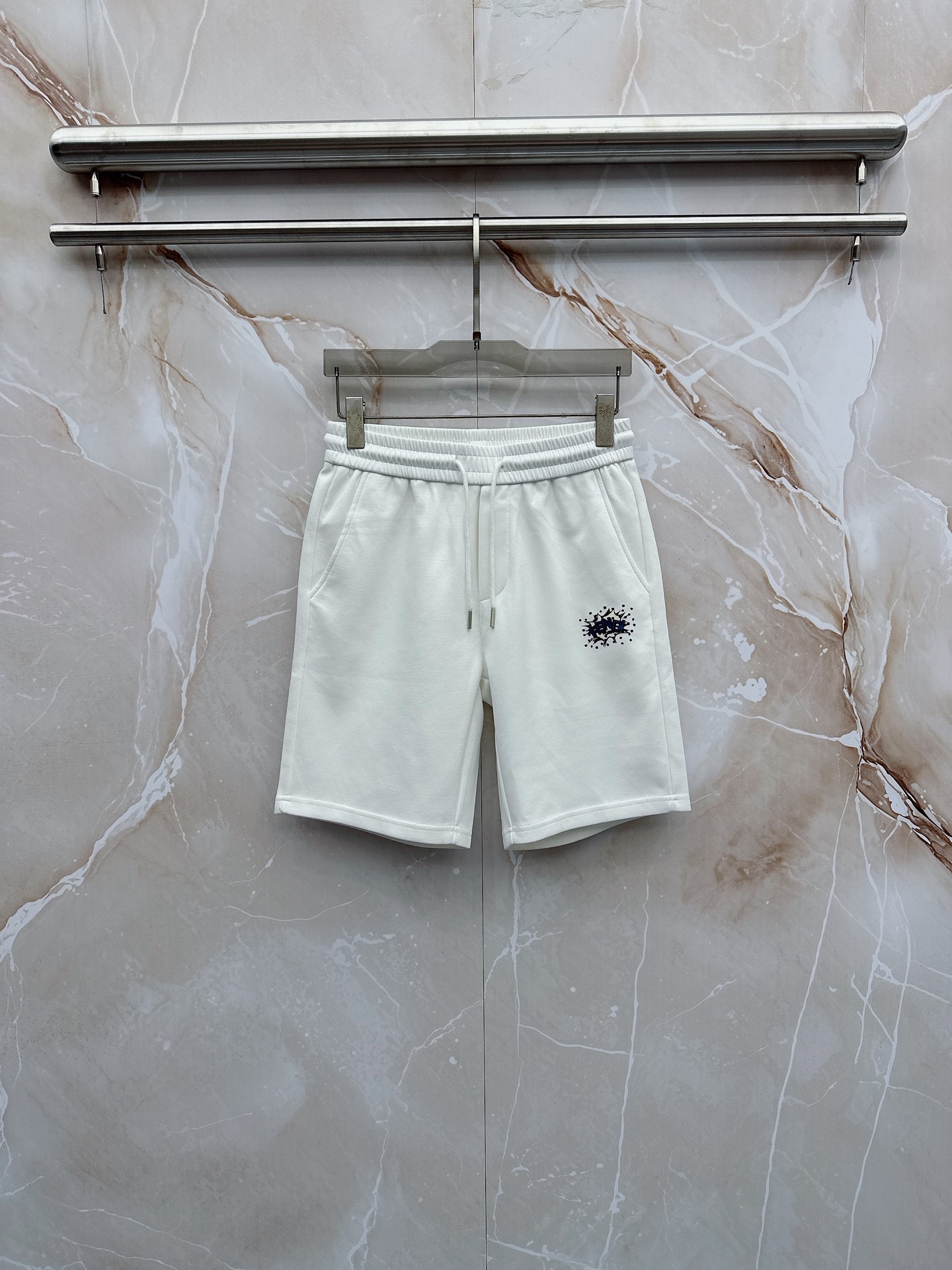 芬迪 2026春夏最新款，男女同款，经典设计短袖T恤短裤套装，微扩版型，定制丝光棉面料，手感柔软，穿着舒