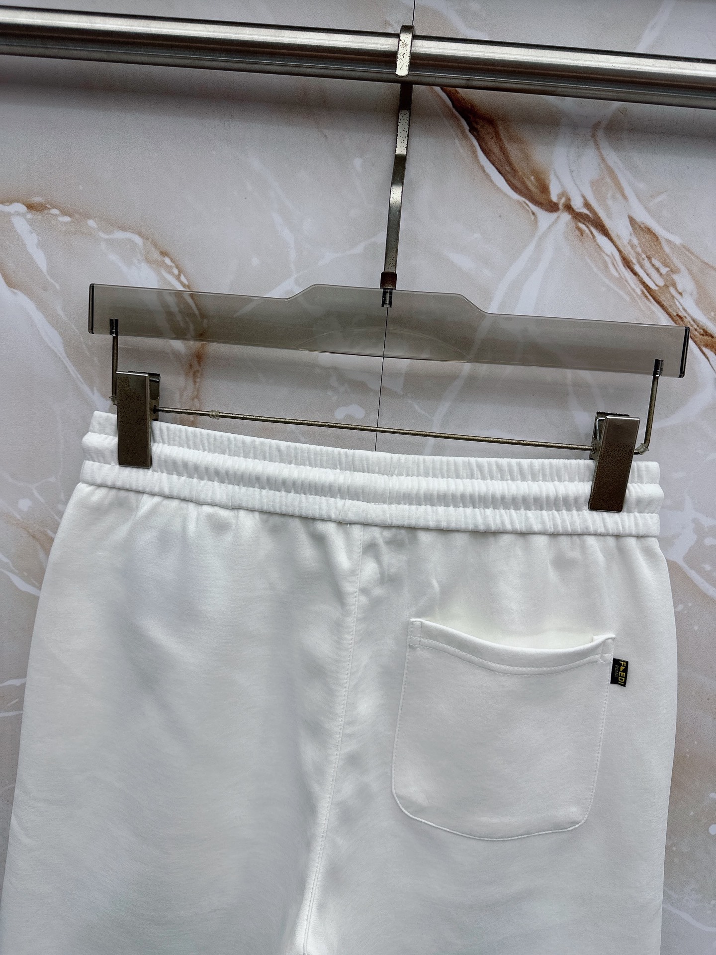 芬迪 2026春夏最新款，男女同款，经典设计短袖T恤短裤套装，微扩版型，定制丝光棉面料，手感柔软，穿着舒