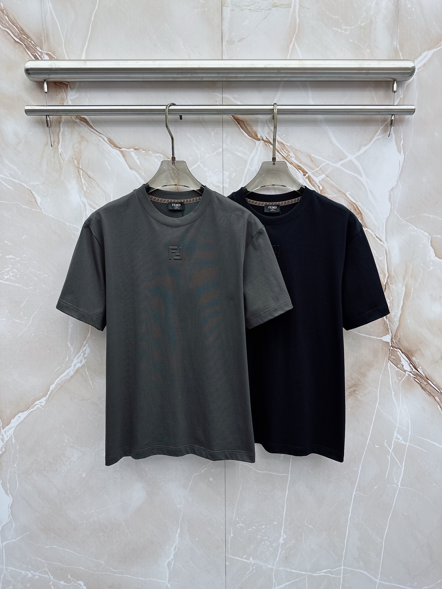 NO:773492,Fendi Fendi 2026ss new spring and summer new debut counter latest short-sleeved round neck T-shirt high-end custom design avant-garde fashion!  The brand logo is designed with heavy craftsmanship. High-end customized pure cotton fabric. Soft to the touch. Comfortable to wear. Exquisite stitching at the counter level. Fine workmanship. The upper body effect is incomparably handsome!  A must-have item for a stylish man!  Size S-XXL,,fendi,fendi,T-shirt,tees,t-shirt,19860909Fendi 芬迪 2026ss 春夏新款首发专柜最新款短袖圆领T恤 高端订制 设计前卫时尚！品牌logo重工艺设计 高端定制纯棉面料.手感柔软.穿着舒适.专柜级别精致车线.做工精细.上身效果无敌帅气！型男必备单品！ 码数S-XXL,,fendi,fendi,T-shirt,tees，t-shirt,,Men's clothing