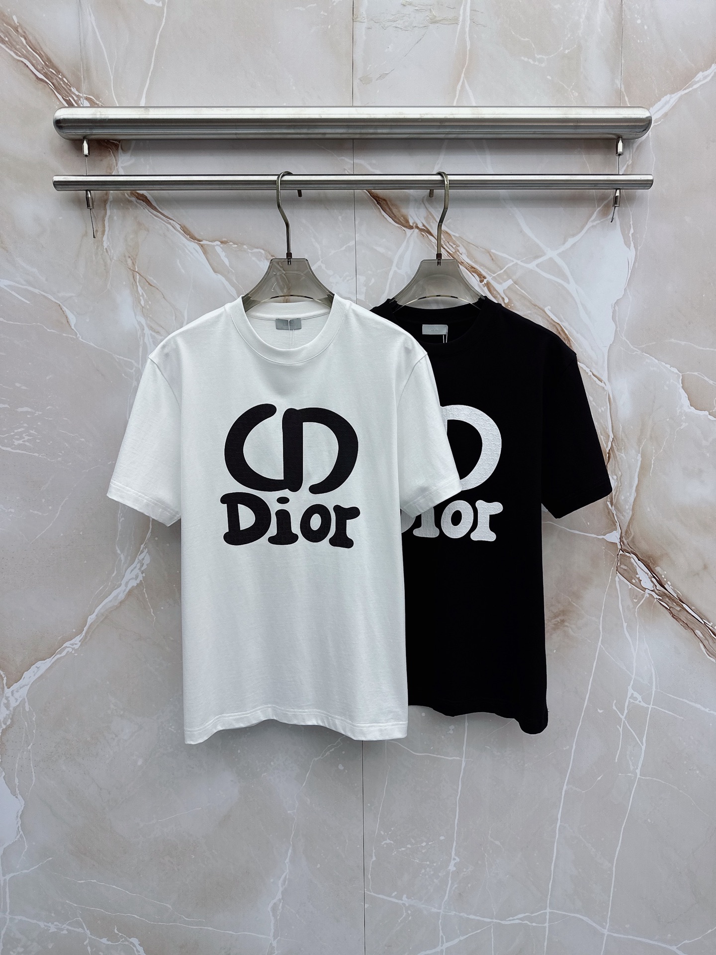 NO:773494,Dior Dior 2026ss new spring and summer new debut counter latest short-sleeved round neck T-shirt high-end custom design avant-garde fashion!  The brand logo is designed with heavy craftsmanship. High-end customized pure cotton fabric. Soft to the touch. Comfortable to wear. Exquisite stitching at the counter level. Fine workmanship. The upper body effect is incomparably handsome!  A must-have item for a stylish man!  Color Black White Size S-XXL,,dior,dior,T-shirt,tees,t-shirt,19860909Dior 迪奥 2026ss 春夏新款首发专柜最新款短袖圆领T恤 高端订制 设计前卫时尚！品牌logo重工艺设计 高端定制纯棉面料.手感柔软.穿着舒适.专柜级别精致车线.做工精细.上身效果无敌帅气！型男必备单品！ 颜色黑色 白色 码数S-XXL,,dior,dior,T-shirt,tees，t-shirt,,Men's clothing