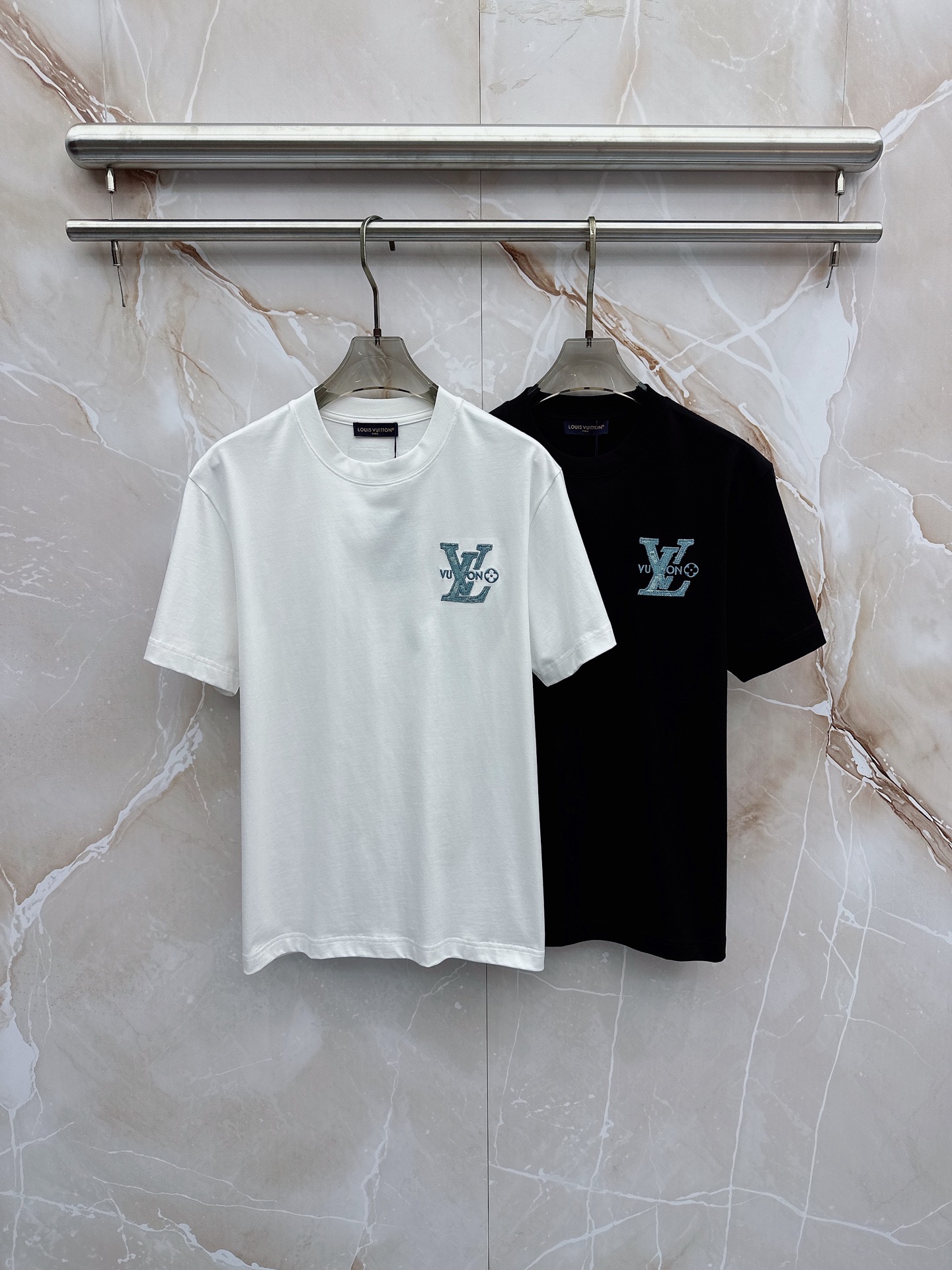 NO:773496,LV 2026ss new spring and summer new debut counter, the latest short-sleeved round neck T-shirt, high-end customization, avant-garde and fashionable design!  The brand logo is designed with heavy craftsmanship. High-end customized pure cotton fabric. Soft to the touch. Comfortable to wear. Exquisite stitching at the counter level. Fine workmanship. The upper body effect is incomparably handsome!  A must-have item for a stylish man!  Color Black White Size S-XXL,,louis vuitton,T-shirt,tees,t-shirt,19860909LV 2026ss 春夏新款首发专柜最新款短袖圆领T恤 高端订制 设计前卫时尚！品牌logo重工艺设计 高端定制纯棉面料.手感柔软.穿着舒适.专柜级别精致车线.做工精细.上身效果无敌帅气！型男必备单品！ 颜色黑色 白色 码数S-XXL,,louis vuitton,T-shirt,tees，t-shirt,,Men's clothing