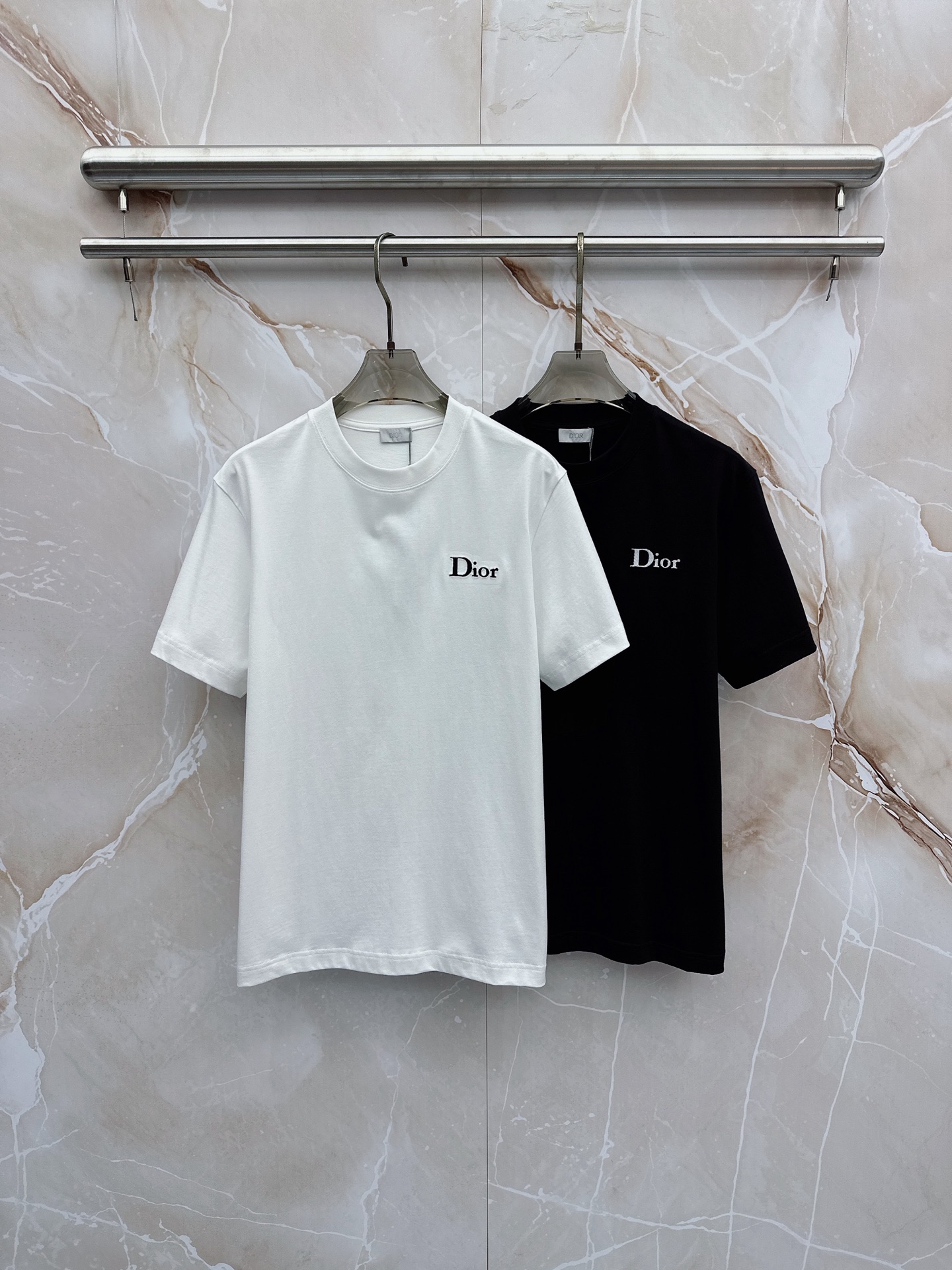 NO:773498,Dior Dior 2026ss new spring and summer new debut counter latest short-sleeved round neck T-shirt high-end custom design avant-garde fashion!  The brand logo is designed with heavy craftsmanship. High-end customized pure cotton fabric. Soft to the touch. Comfortable to wear. Exquisite stitching at the counter level. Fine workmanship. The upper body effect is incomparably handsome!  A must-have item for a stylish man!  Color Black White Size S-XXL,,dior,dior,T-shirt,tees,t-shirt,19860909Dior 迪奥 2026ss 春夏新款首发专柜最新款短袖圆领T恤 高端订制 设计前卫时尚！品牌logo重工艺设计 高端定制纯棉面料.手感柔软.穿着舒适.专柜级别精致车线.做工精细.上身效果无敌帅气！型男必备单品！ 颜色黑色 白色 码数S-XXL,,dior,dior,T-shirt,tees，t-shirt,,Men's clothing