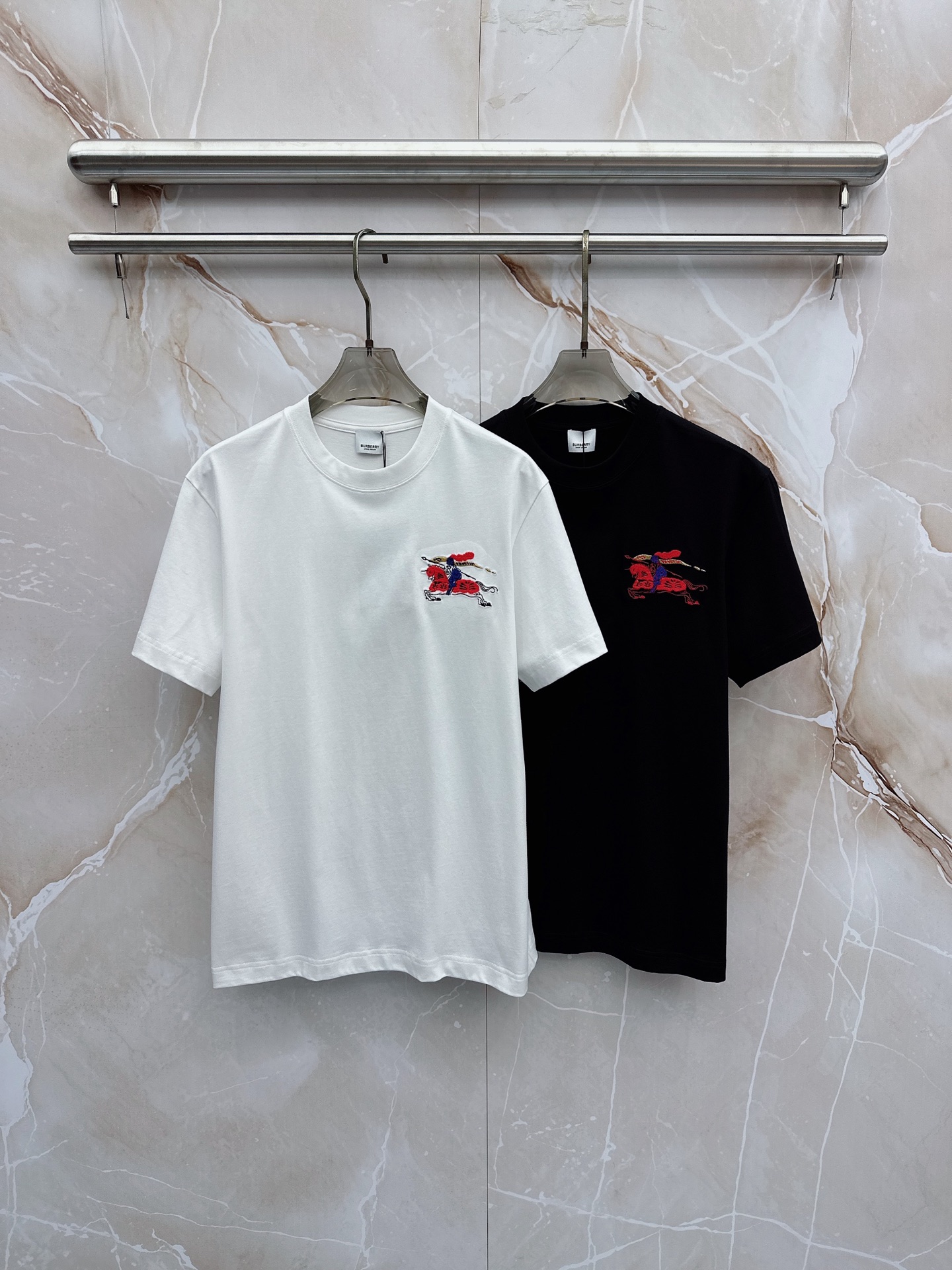 NO:773500,Burberry 2026ss new spring and summer new debut counter latest short-sleeved round neck T-shirt high-end custom design avant-garde fashion!  The brand logo is designed with heavy craftsmanship. High-end customized pure cotton fabric. Soft to the touch. Comfortable to wear. Exquisite stitching at the counter level. Fine workmanship. The upper body effect is incomparably handsome!  A must-have item for a stylish man!  Color Black White Size S-XXL,,burberry,burberry,T-shirt,tees,t-shirt,19860909Burberry 巴宝莉 2026ss 春夏新款首发专柜最新款短袖圆领T恤 高端订制 设计前卫时尚！品牌logo重工艺设计 高端定制纯棉面料.手感柔软.穿着舒适.专柜级别精致车线.做工精细.上身效果无敌帅气！型男必备单品！ 颜色黑色 白色 码数S-XXL,,burberry,burberry,T-shirt,tees，t-shirt,,Men's clothing