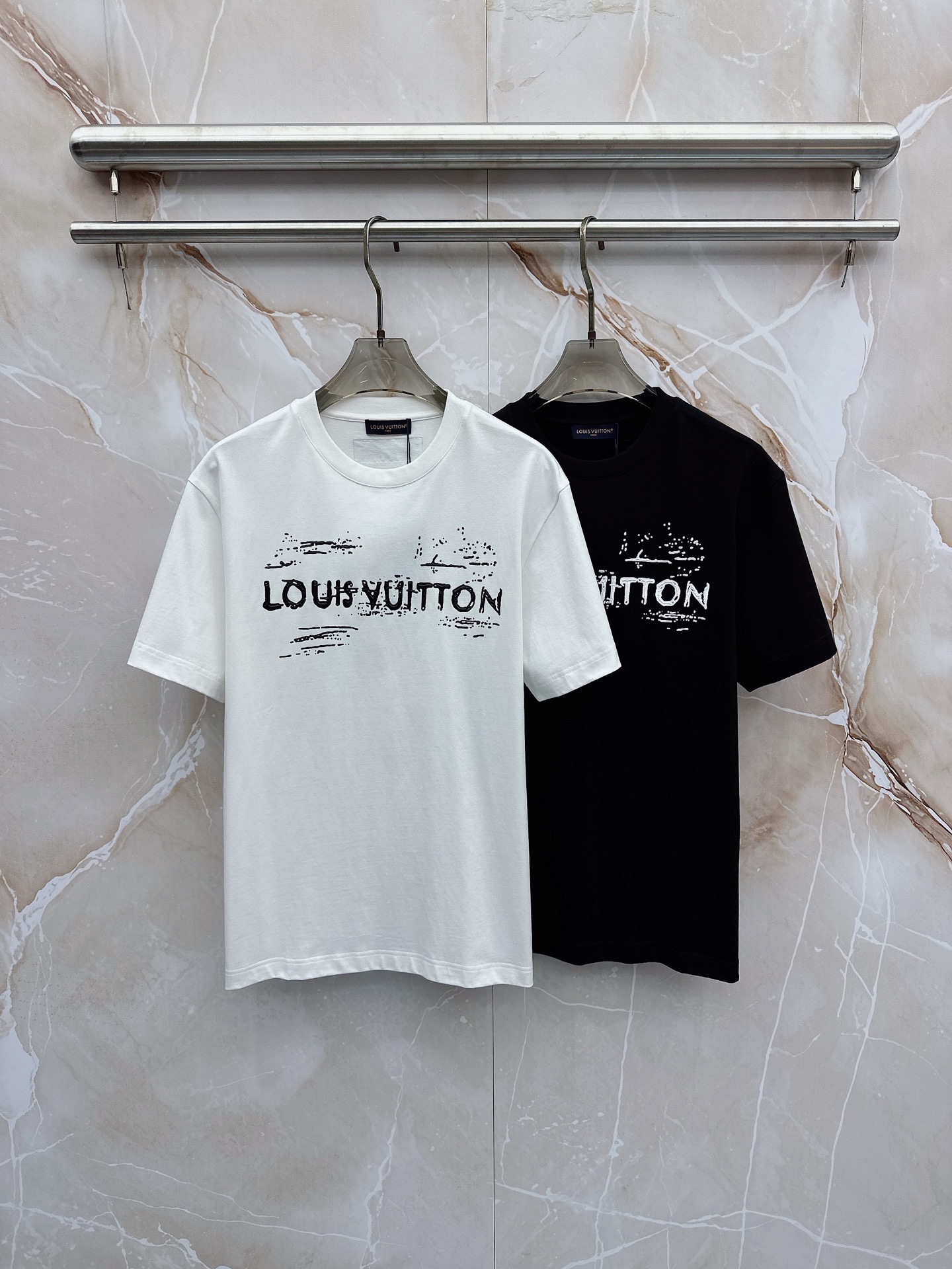 NO:773501,LV 2026ss new spring and summer new debut counter, the latest short-sleeved round neck T-shirt, high-end customization, avant-garde and fashionable design!  The brand logo is designed with heavy craftsmanship. High-end customized pure cotton fabric. Soft to the touch. Comfortable to wear. Exquisite stitching at the counter level. Fine workmanship. The upper body effect is incomparably handsome!  A must-have item for a stylish man!  Color Black White Size S-XXL,,louis vuitton,T-shirt,tees,t-shirt,19860909LV 2026ss 春夏新款首发专柜最新款短袖圆领T恤 高端订制 设计前卫时尚！品牌logo重工艺设计 高端定制纯棉面料.手感柔软.穿着舒适.专柜级别精致车线.做工精细.上身效果无敌帅气！型男必备单品！ 颜色黑色 白色 码数S-XXL,,louis vuitton,T-shirt,tees，t-shirt,,Men's clothing