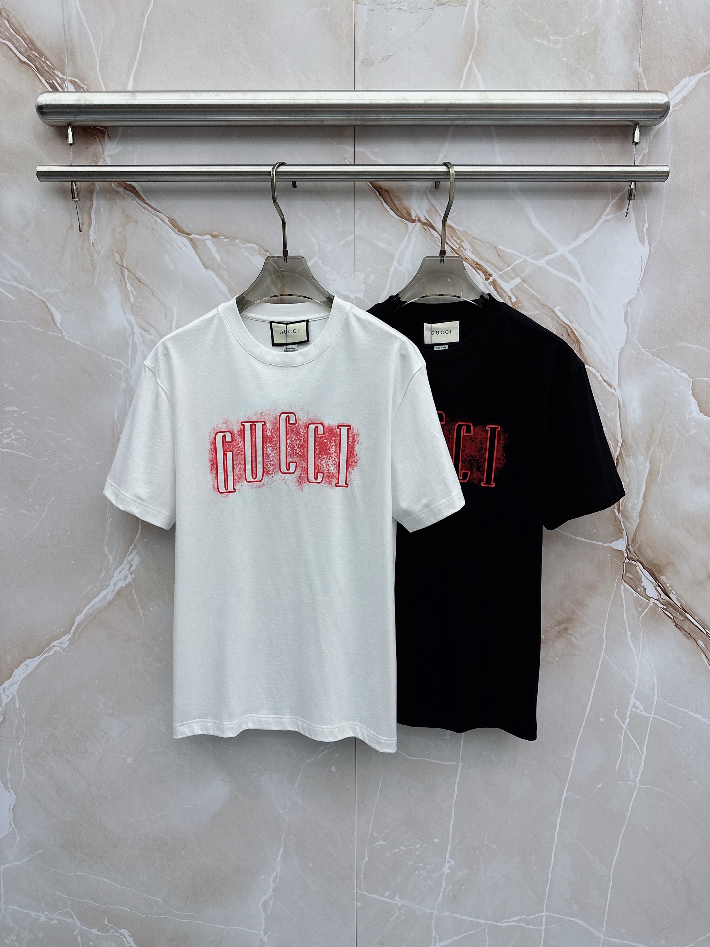 NO:773504,Gucci Gucci 2026ss new spring and summer new debut counter latest short-sleeved round neck T-shirt high-end custom design avant-garde fashion!  The brand logo is designed with heavy craftsmanship. High-end customized pure cotton fabric. Soft to the touch. Comfortable to wear. Exquisite stitching at the counter level. Fine workmanship. The upper body effect is incomparably handsome!  A must-have item for a stylish man!  Color Black White Size S-XXL,,gucci,T-shirt,tees,t-shirt,19860909Gucci 古奇 2026ss 春夏新款首发专柜最新款短袖圆领T恤 高端订制 设计前卫时尚！品牌logo重工艺设计 高端定制纯棉面料.手感柔软.穿着舒适.专柜级别精致车线.做工精细.上身效果无敌帅气！型男必备单品！ 颜色黑色 白色 码数S-XXL,,gucci,T-shirt,tees，t-shirt,,Men's clothing
