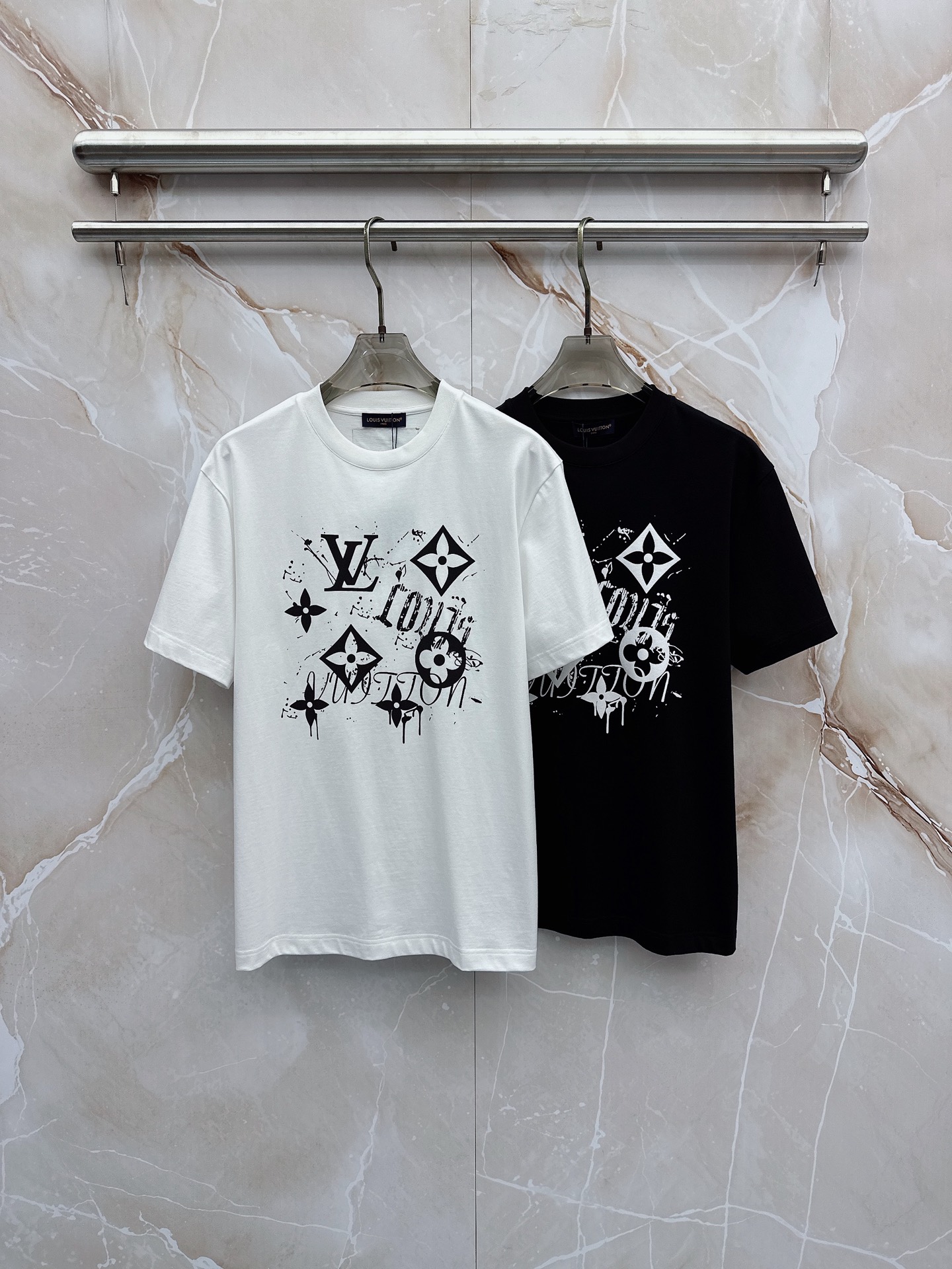 NO:773507,LV 2026ss new spring and summer new debut counter, the latest short-sleeved round neck T-shirt, high-end customization, avant-garde and fashionable design!  The brand logo is designed with heavy craftsmanship. High-end customized pure cotton fabric. Soft to the touch. Comfortable to wear. Exquisite stitching at the counter level. Fine workmanship. The upper body effect is incomparably handsome!  A must-have item for a stylish man!  Color Black White Size S-XXL,,louis vuitton,T-shirt,tees,t-shirt,19860909LV 2026ss 春夏新款首发专柜最新款短袖圆领T恤 高端订制 设计前卫时尚！品牌logo重工艺设计 高端定制纯棉面料.手感柔软.穿着舒适.专柜级别精致车线.做工精细.上身效果无敌帅气！型男必备单品！ 颜色黑色 白色 码数S-XXL,,louis vuitton,T-shirt,tees，t-shirt,,Men's clothing
