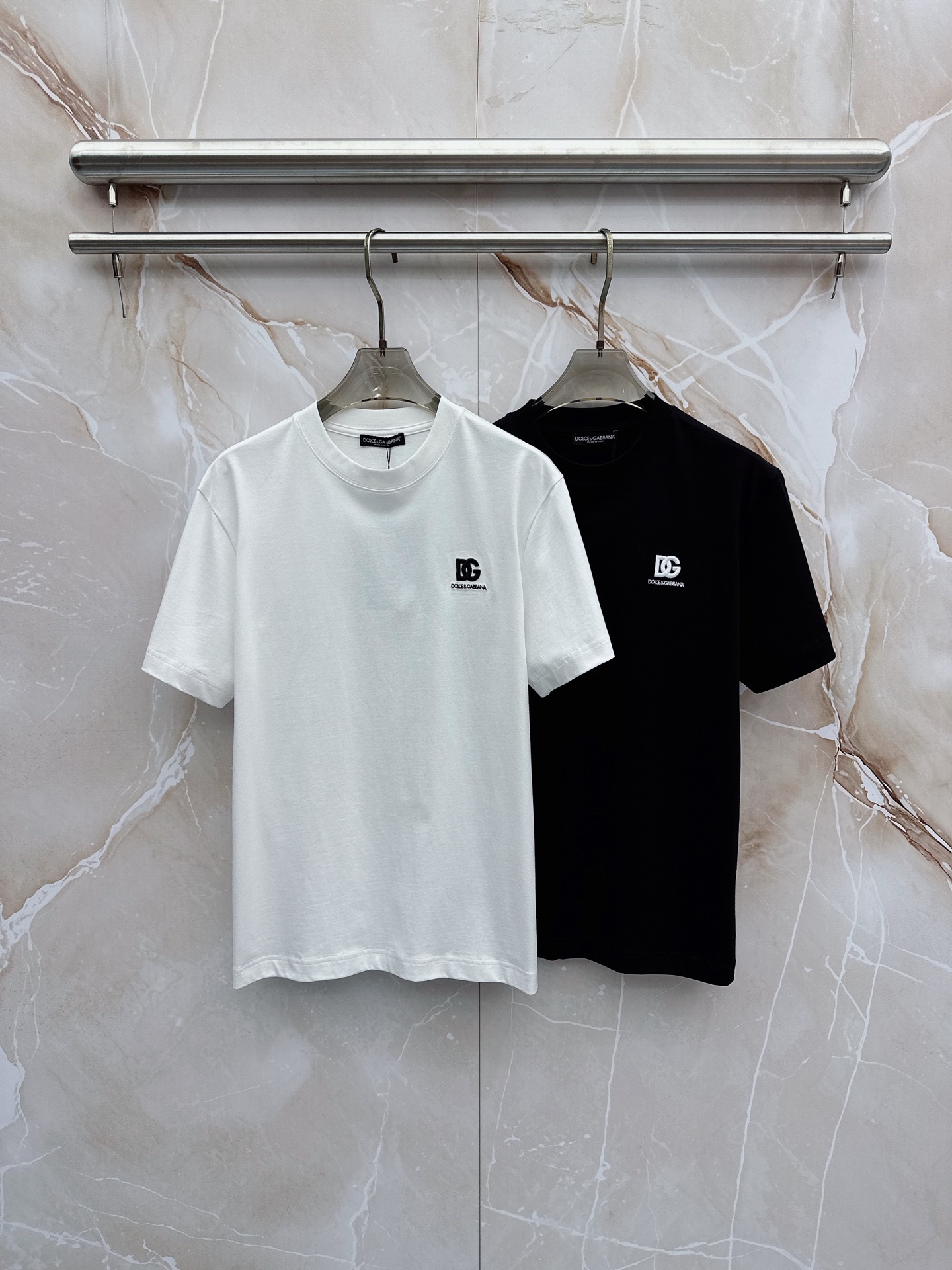 NO:773510,DG 2026ss new spring and summer new debut counter, the latest short-sleeved round neck T-shirt, high-end customization, avant-garde and fashionable design!  The brand logo is designed with heavy craftsmanship. High-end customized pure cotton fabric. Soft to the touch. Comfortable to wear. Exquisite stitching at the counter level. Fine workmanship. The upper body effect is incomparably handsome!  A must-have item for a stylish man!  Color Black White Size S-XXL, T-shirt, tees, t-shirt,19860909DG 2026ss 春夏新款首发专柜最新款短袖圆领T恤 高端订制 设计前卫时尚！品牌logo重工艺设计 高端定制纯棉面料.手感柔软.穿着舒适.专柜级别精致车线.做工精细.上身效果无敌帅气！型男必备单品！ 颜色黑色 白色 码数S-XXL,,T-shirt,tees，t-shirt,,Men's clothing