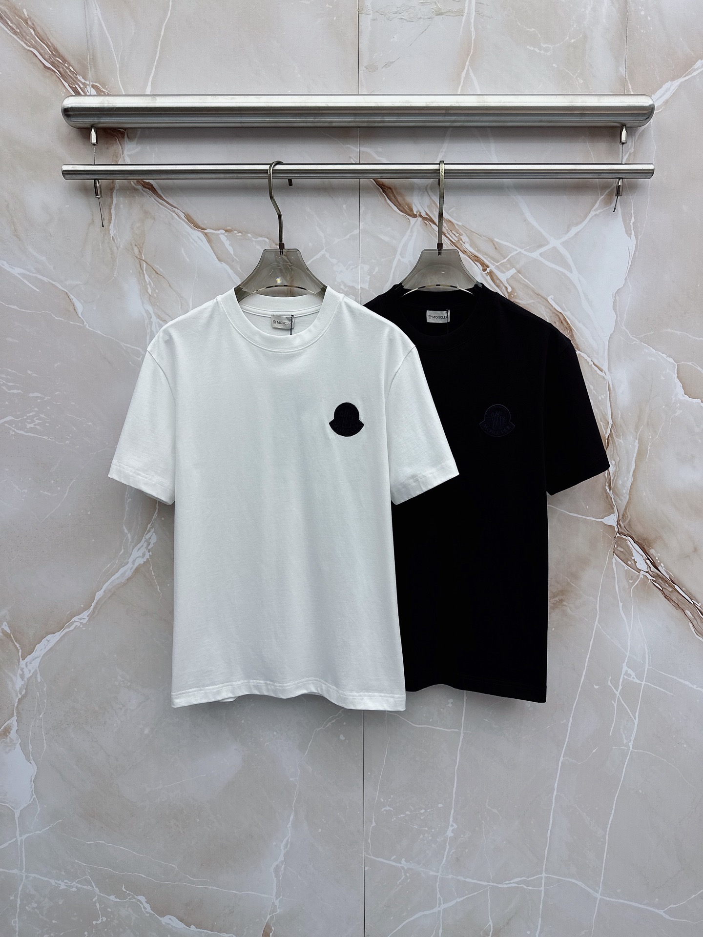 NO:773513,Moncler 2026ss new spring and summer new debut counter latest short-sleeved round neck T-shirt high-end custom design avant-garde fashion!  The brand logo is designed with heavy craftsmanship. High-end customized pure cotton fabric. Soft to the touch. Comfortable to wear. Exquisite stitching at the counter level. Fine workmanship. The upper body effect is incomparably handsome!  A must-have item for a stylish man!  Color Black White Size S-XXL,,Moncler,T-shirt,tees,t-shirt,19860909Moncler 蒙口 2026ss 春夏新款首发专柜最新款短袖圆领T恤 高端订制 设计前卫时尚！品牌logo重工艺设计 高端定制纯棉面料.手感柔软.穿着舒适.专柜级别精致车线.做工精细.上身效果无敌帅气！型男必备单品！ 颜色黑色 白色 码数S-XXL,,Moncler,T-shirt,tees，t-shirt,,Men's clothing