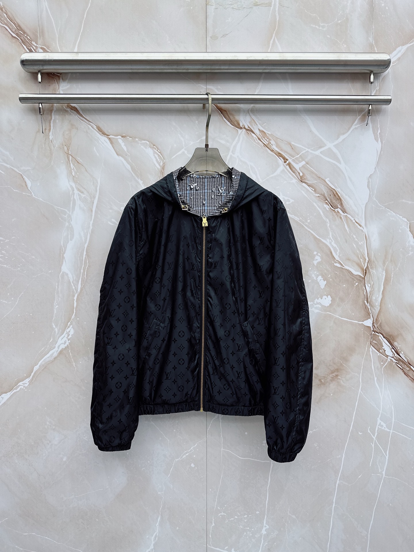 NO:773525,LV reversible 2026ss spring new jacket, full high-end version!  Haute couture counter fabric accessories, high breathability and comfort, impeccable details, exquisite workmanship and complex craftsmanship, casual tailoring, awesome upper body shape, code size 48-56,, louis vuitton, jackets & coats, jackets & coats,19860909LV 双面穿 2026ss春季新款夹克外套 全高端版本！高定专柜面料辅料,透气舒适度高,细节无可挑剔,做工考究工艺复杂,呈现休闲裁剪,上身版型超赞 码数48-56,,louis vuitton,jackets & coats,jackets & coats,,Men's clothing