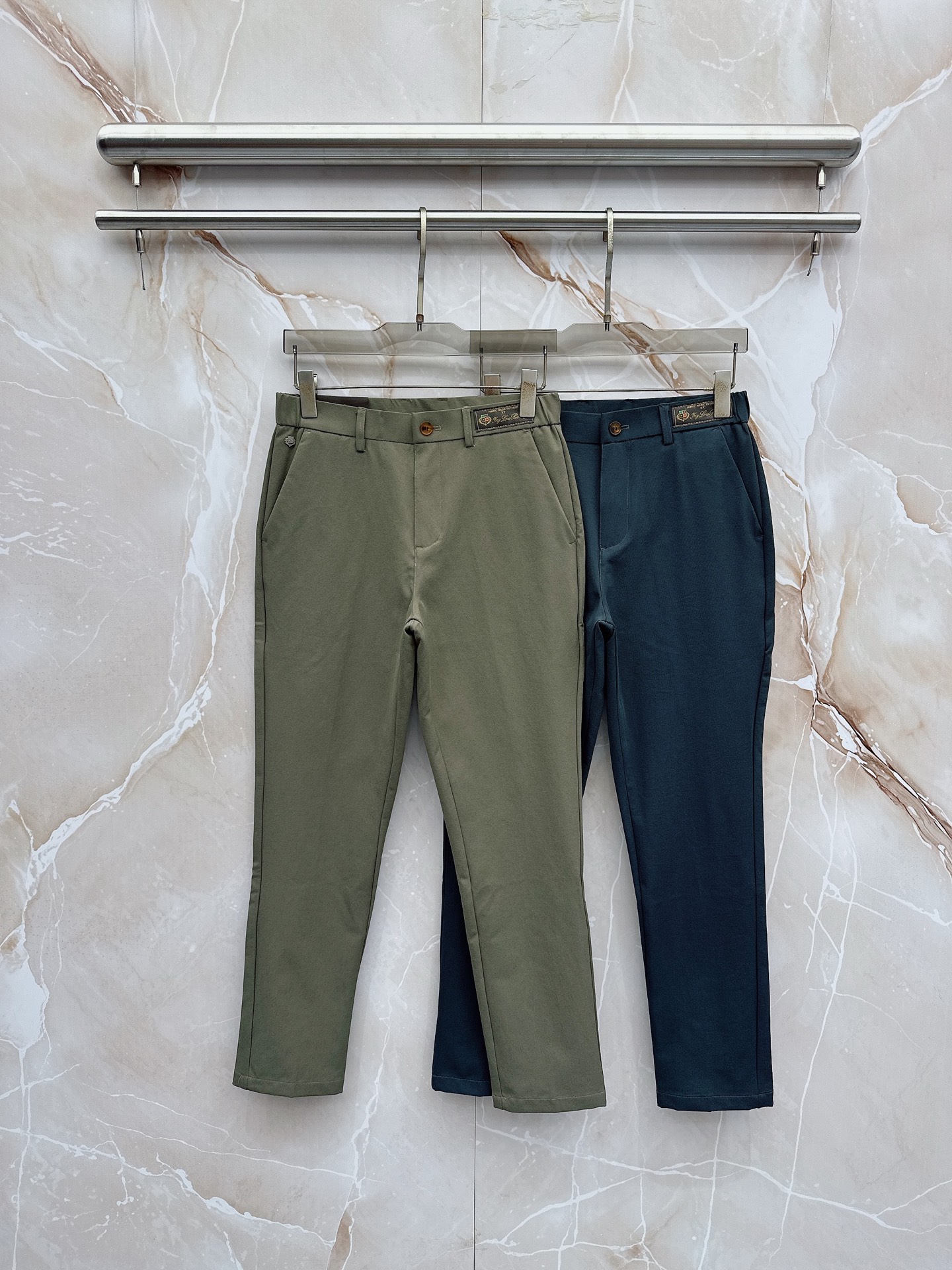 NO:863285,The latest model of LP 1956 spring and summer Asian series!  High-end goods, high-end customized slim-fitting business casual trousers and trousers, original hardware, completely suitable for daily business and leisure, the upper body effect is super positive, three-dimensional slimming and hip lift, the leg lines are fully highlighted, and it contains special Tencel cotton fabric!  It is a type of yarn-dyed cotton!  The texture is tight and delicate, the upper body is very comfortable and stylish, and it is extremely practical and versatile, so it is worth buying!  Old customers must receive recommendations!  !  Size 29-38,no 35,,loro piana,19860909LP 1956春夏亚洲系列最新款！高端狠货 高端订制修身商务休闲裤西裤 原版五金 日常商务休闲都完全适用的款,上身效果超正,立体修身提臀,腿部线条完全得到彰显,含天丝特殊棉面料！属于色织棉的类型！纹理紧致细腻,上身非常舒适有型,而且极为实穿百搭,非常值得入手！老客户必收推荐！！尺码29-38,无35,,loro piana,,Men's clothing