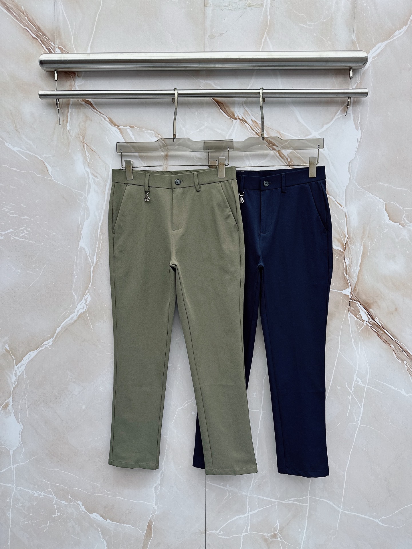 NO:863275,Prada’s latest 2026 spring and summer Asian series!  High-end goods, high-end customized slim-fitting business casual trousers and trousers, original hardware, completely suitable for daily business and leisure, the upper body effect is super positive, three-dimensional slimming and hip lift, the leg lines are fully highlighted, and it contains special Tencel cotton fabric!  It is a type of yarn-dyed cotton!  The texture is tight and delicate, the upper body is very comfortable and stylish, and it is extremely practical and versatile, so it is worth buying!  Old customers must receive recommendations!  !  Sizes 29-38, no 35,, prada,19860909普拉达 2026春夏亚洲系列最新款！高端狠货 高端订制修身商务休闲裤西裤 原版五金 日常商务休闲都完全适用的款,上身效果超正,立体修身提臀,腿部线条完全得到彰显,含天丝特殊棉面料！属于色织棉的类型！纹理紧致细腻,上身非常舒适有型,而且极为实穿百搭,非常值得入手！老客户必收推荐！！尺码29-38,无35,,prada,,Men's clothing