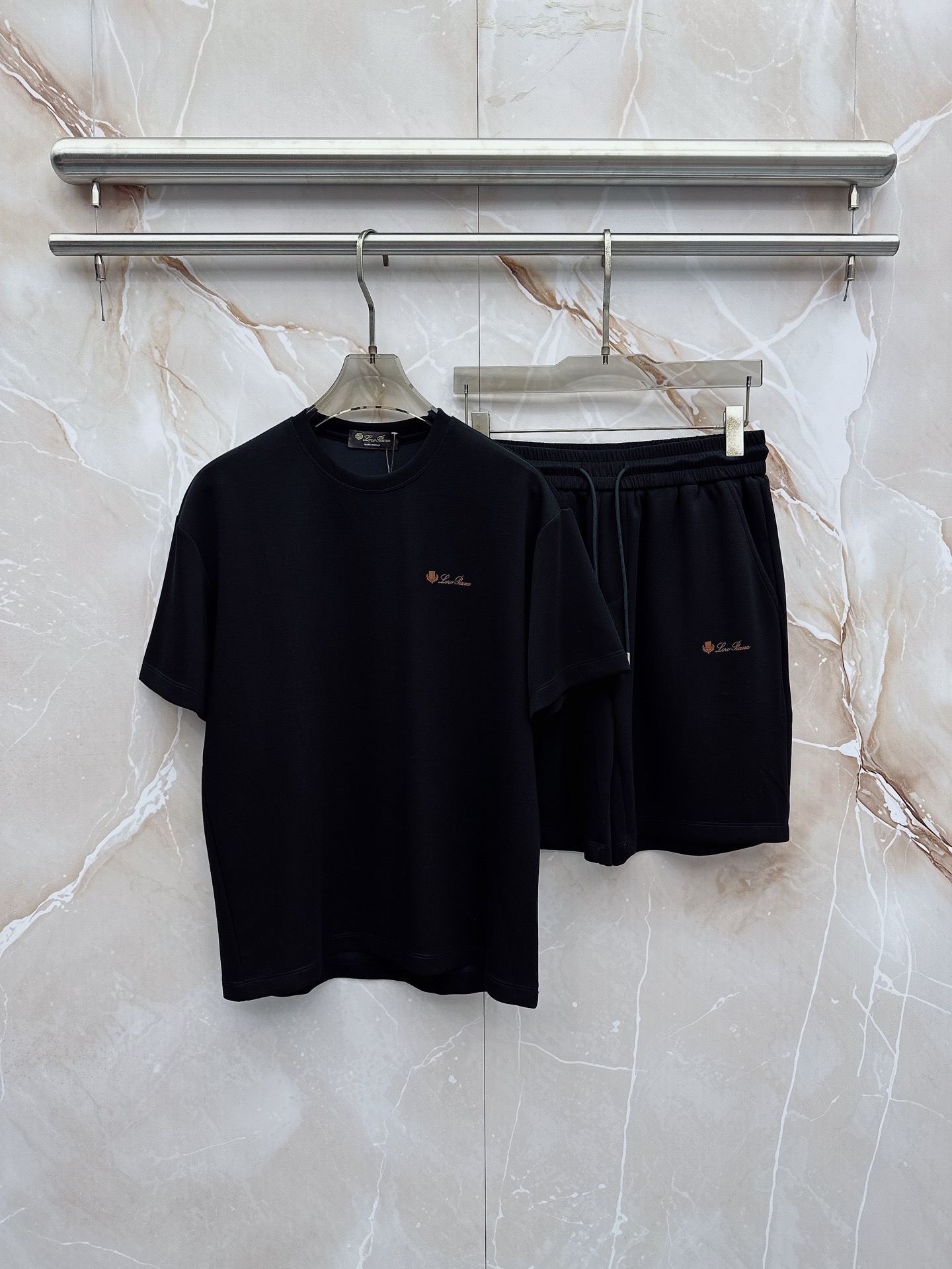 NO:918008,LP Nuoyoupanya 2026 new men's round neck short-sleeved shorts suit series!  Full of high-end feel!  The details are exquisite and high-end, and the air layer fabric is three-dimensional and exquisite. The fabric is stiff, wrinkle-resistant and wear-resistant, moisture-absorbent, quick-drying and breathable, neat and stylish. Size M-3XL,,loro piana,shorts,T-shirt,19860909LP诺悠翩雅 2026新款男士圆领短袖短裤套装系列！高级感满满！细节精致高档,空气层面料 立体精致细腻.面料挺括抗皱耐磨,吸湿速干透气,利落有型. 码数M-3XL,,loro piana,shorts,T-shirt,,Men's clothing