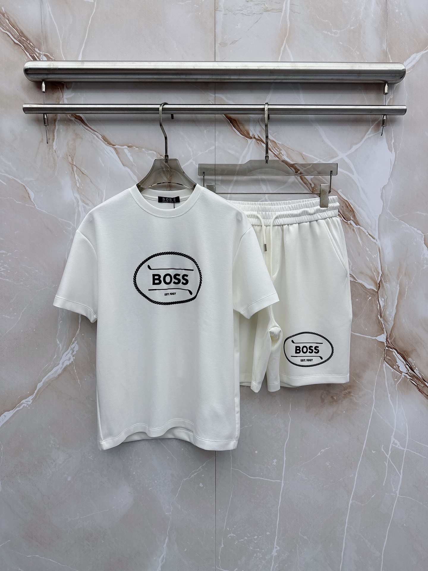 boss 2026新款男士圆领短袖短裤套装系列！高级感满满！细节精致高档，空气层面料 立体精致细腻。面料